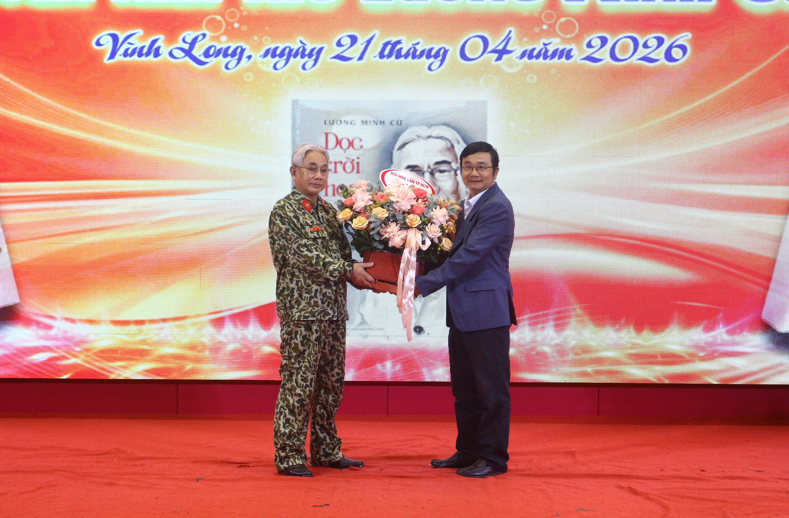 Tọa đàm giới thiệu tập thơ “Dọc trời hoa lửa” của nhà thơ Lương Minh Cừ - Ảnh 2.