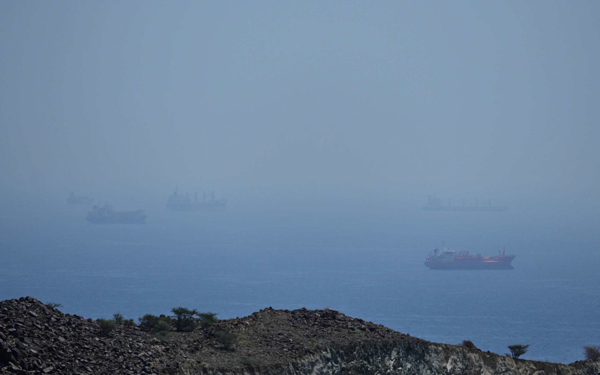 Iran nổ súng vào tàu container ở eo biển Hormuz