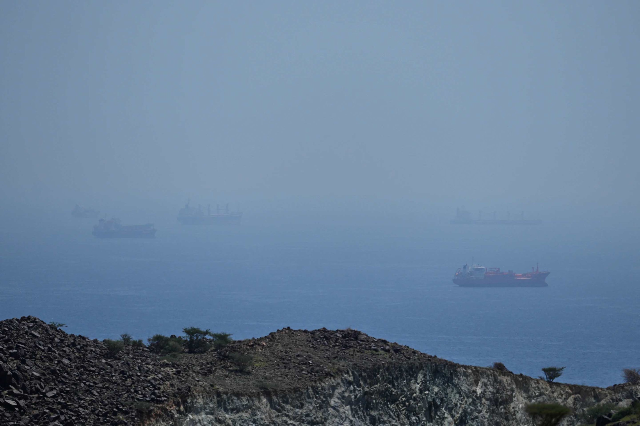 Iran nổ súng ở eo biển Hormuz, tàu container trúng đạn - Ảnh 1.
