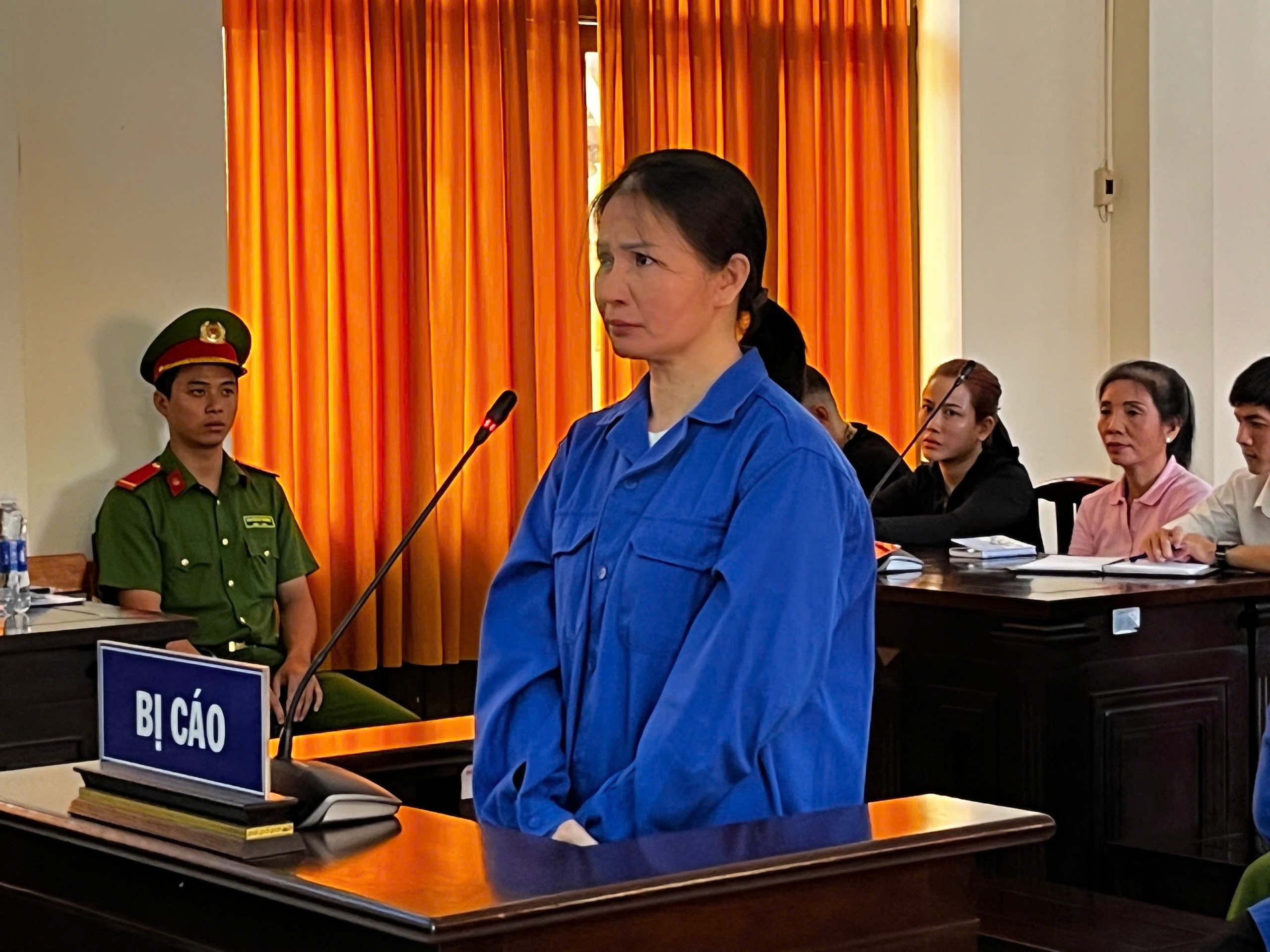 Cựu Trưởng C&ocirc;ng an Ph&uacute; Quốc phủ nhận c&ugrave;ng &ldquo;em g&aacute;i nu&ocirc;i&rdquo; lừa đảo hơn 67,7 tỉ đồng - Ảnh 2.