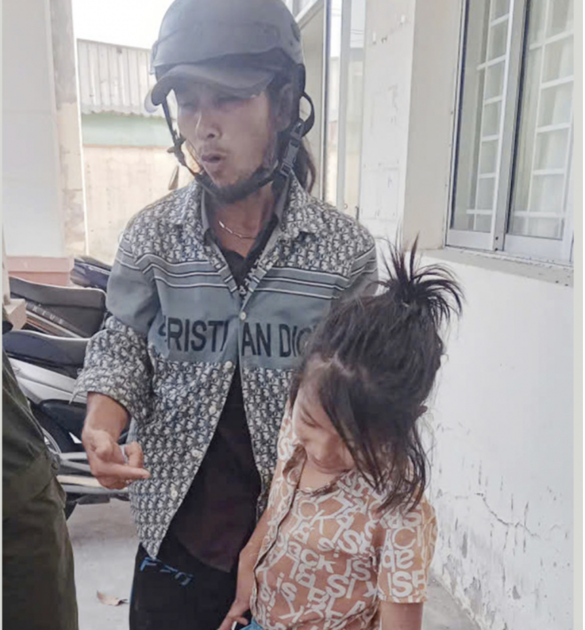 C&ocirc;ng an Cần Thơ t&igrave;m người th&acirc;n b&eacute; g&aacute;i đi lạc an to&agrave;n - Ảnh 1.