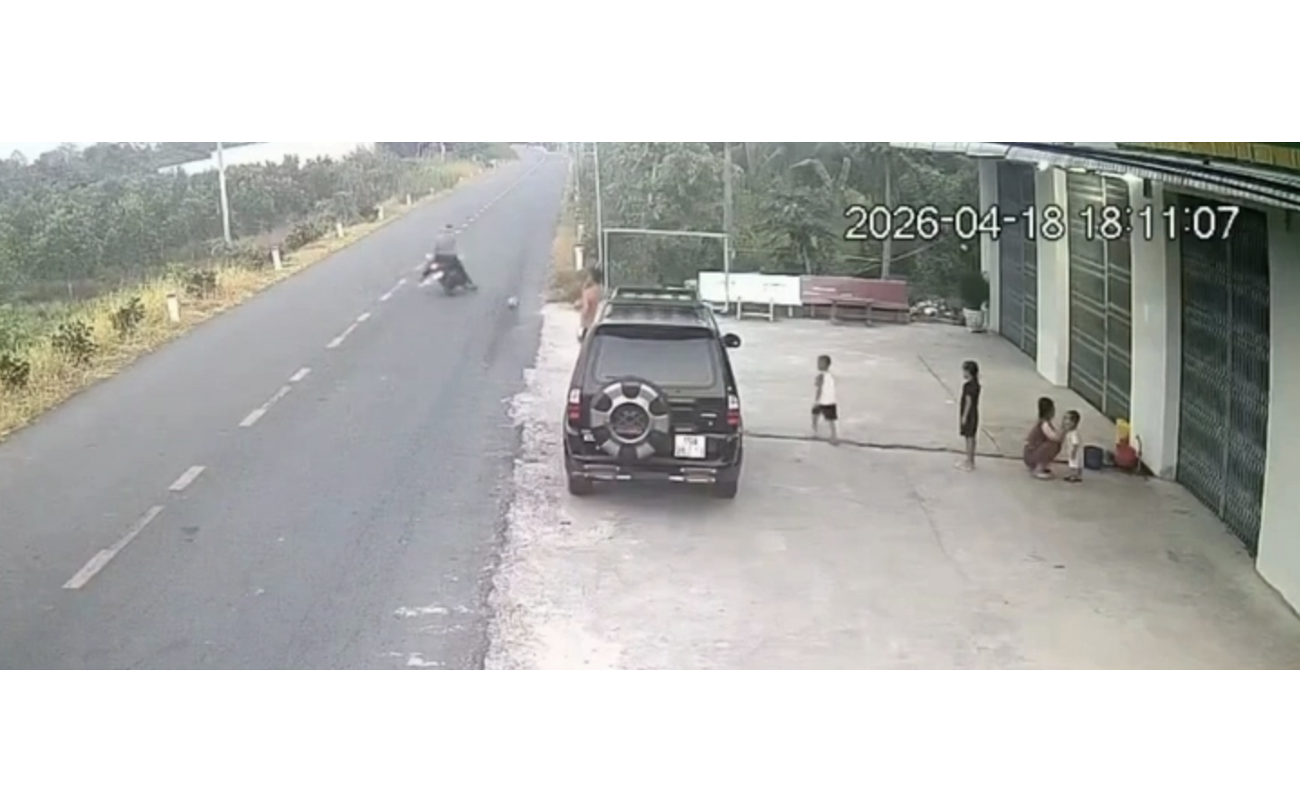 Bé trai đá bóng ra đường gây chết người, trách nhiệm thuộc về ai?