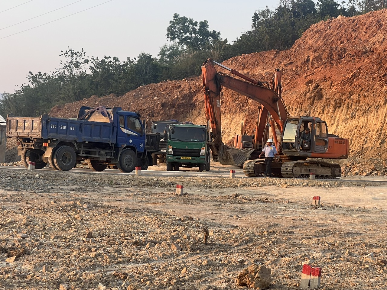 Vụ cạo sạch quả đồi ở khánh hòa: Báo cáo xử lý vi phạm khai thác đất trái phép - Ảnh 1.