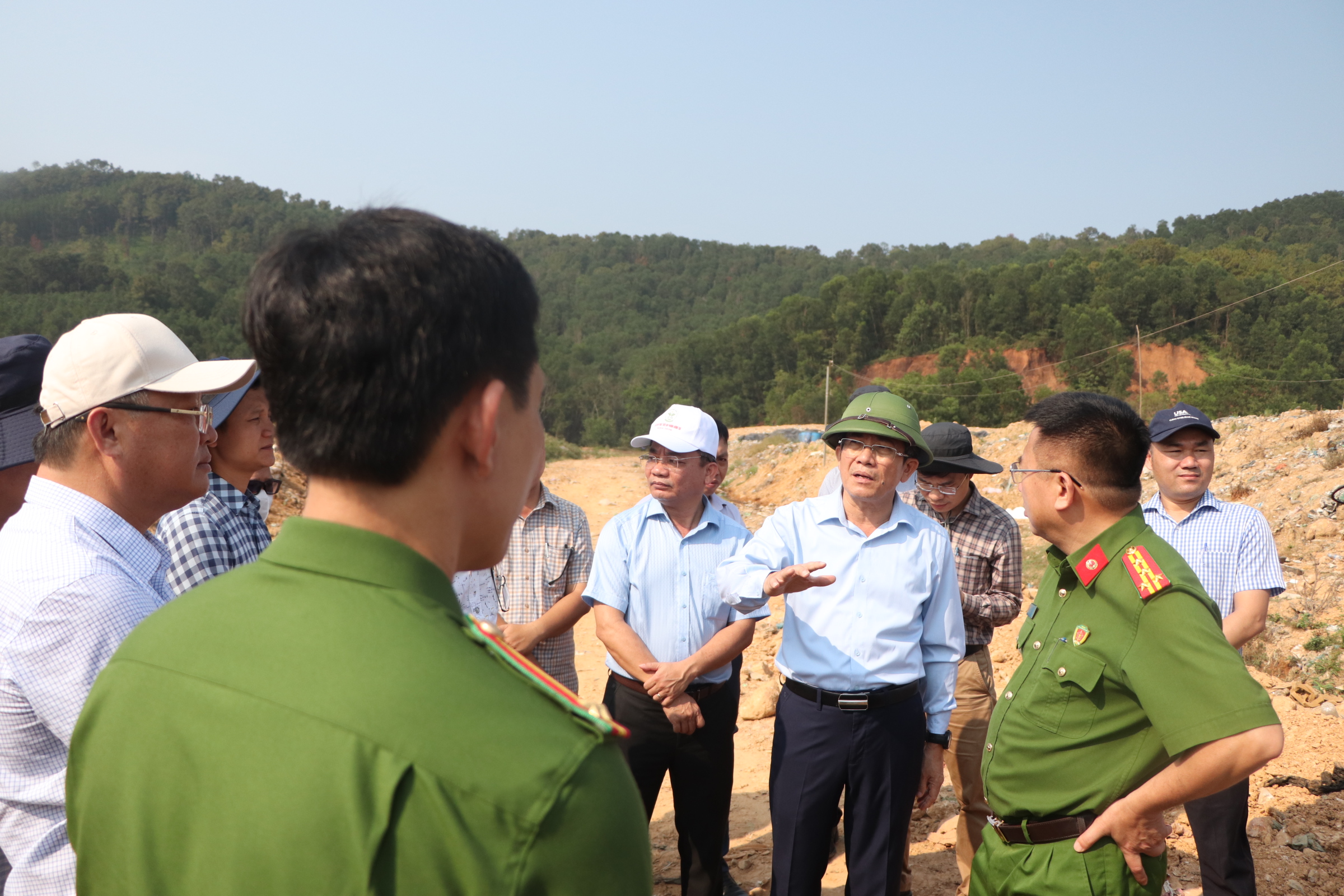 Lãnh đạo Đà Nẵng: Cần sự chia sẻ, hy sinh lợi ích của người dân gần khu xử lý rác - Ảnh 1.