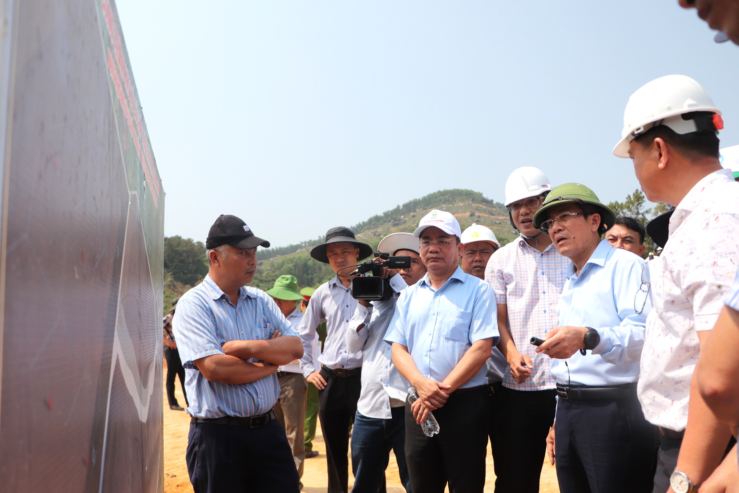 Lãnh đạo Đà Nẵng: Cần sự chia sẻ, hy sinh lợi ích của người dân gần khu xử lý rác - Ảnh 2.