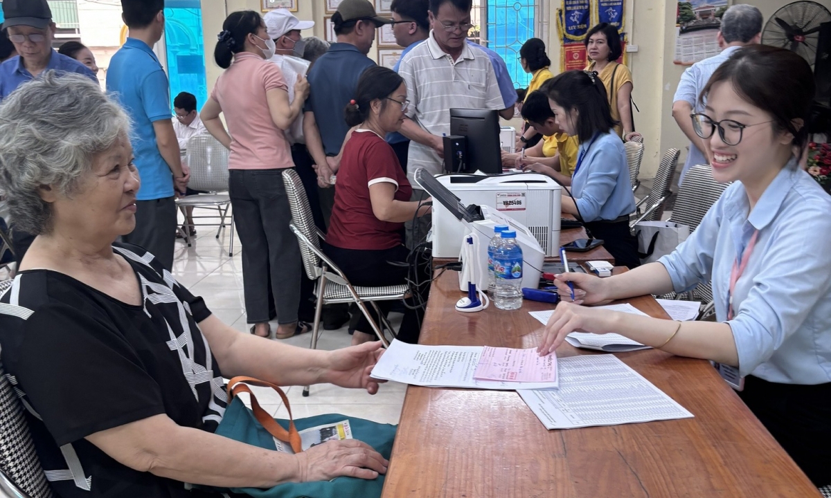 Hỗ trợ người d&acirc;n l&agrave;m thủ tục ủy quyền nhận lương hưu, tr&aacute;nh gi&aacute;n đoạn chi trả - Ảnh 1.