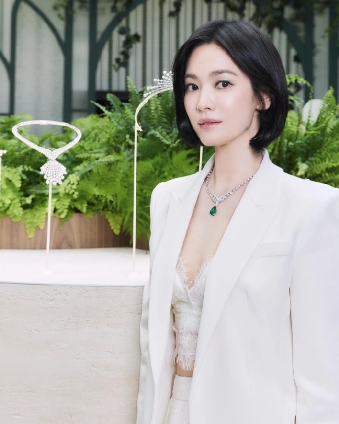 Song Hye-kyo khoe nhan sắc xinh đẹp như "nữ thần" - Ảnh 4.