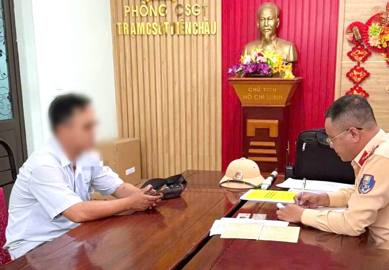 CLIP: Xe tải cố tình vượt đèn đỏ đường sắt, đâm hỏng gác chắn - Ảnh 1.