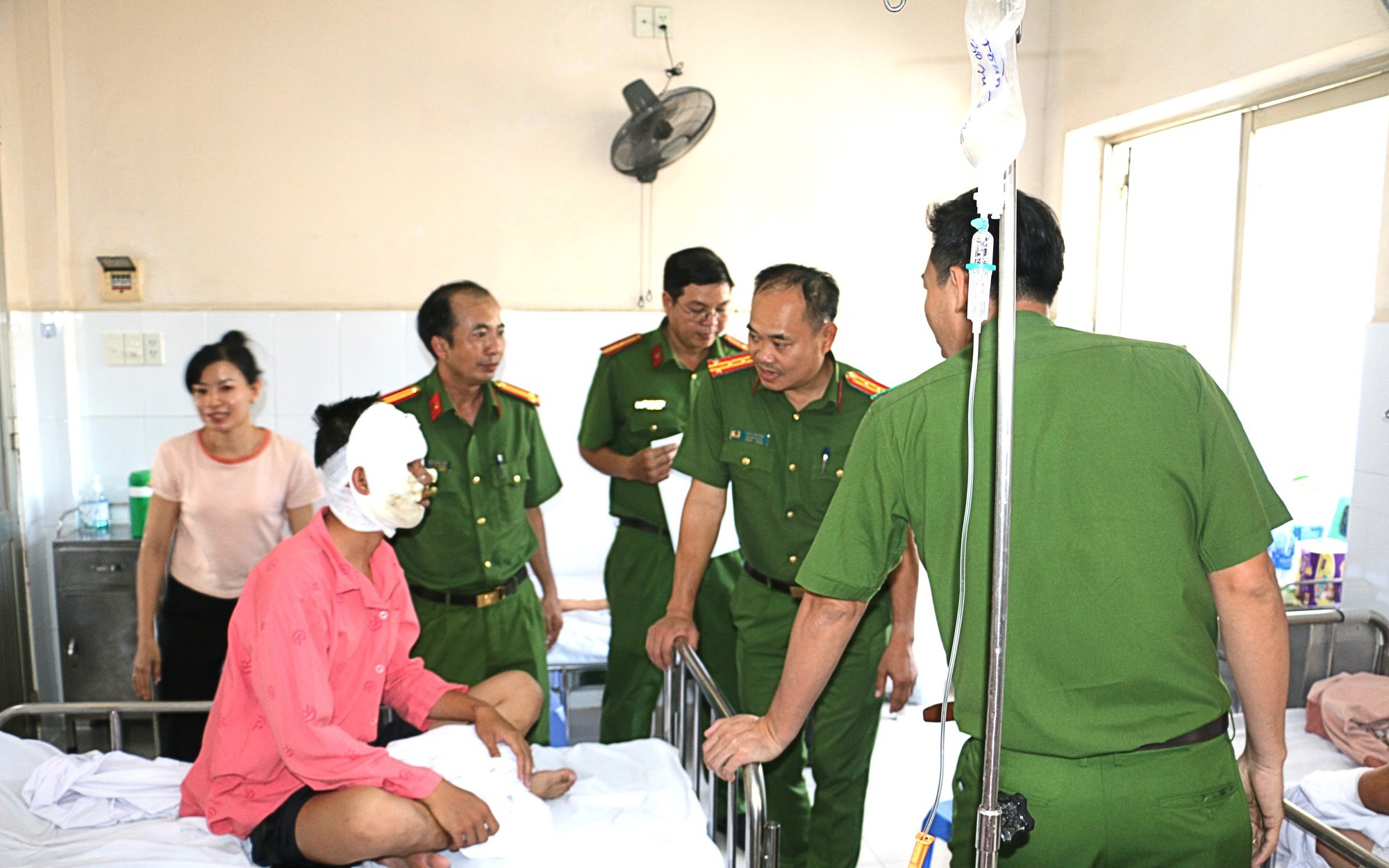 Nổ thùng phuy Acetol, 2 cảnh sát TPHCM bị bỏng khi chữa cháy
