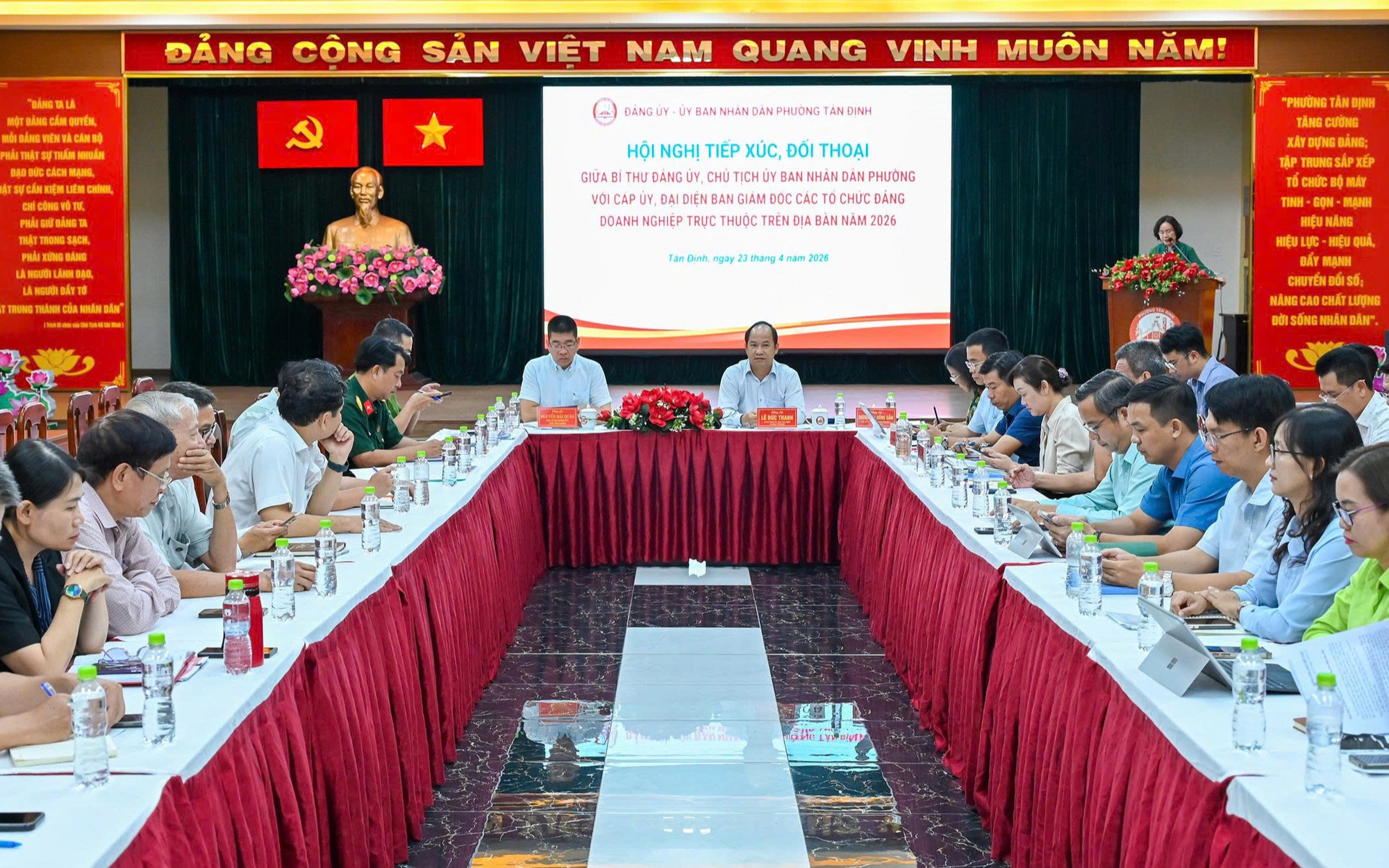 Bí thư Đảng ủy, Chủ tịch UBND phường Tân Định đối thoại với doanh nghiệp