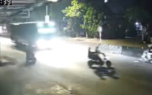 VIDEO: Qua đường thiếu quan sát, xe máy điện chở 2 người bị xe khách tông