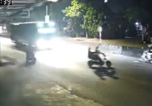VIDEO: Qua đường thiếu quan sát, xe máy điện chở 2 người bị xe khách tông - Ảnh 1.
