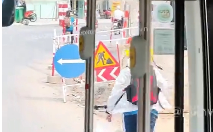 Xác minh clip gây “đốn tim” của tài xe buýt 43 ở TPHCM - Ảnh 1.