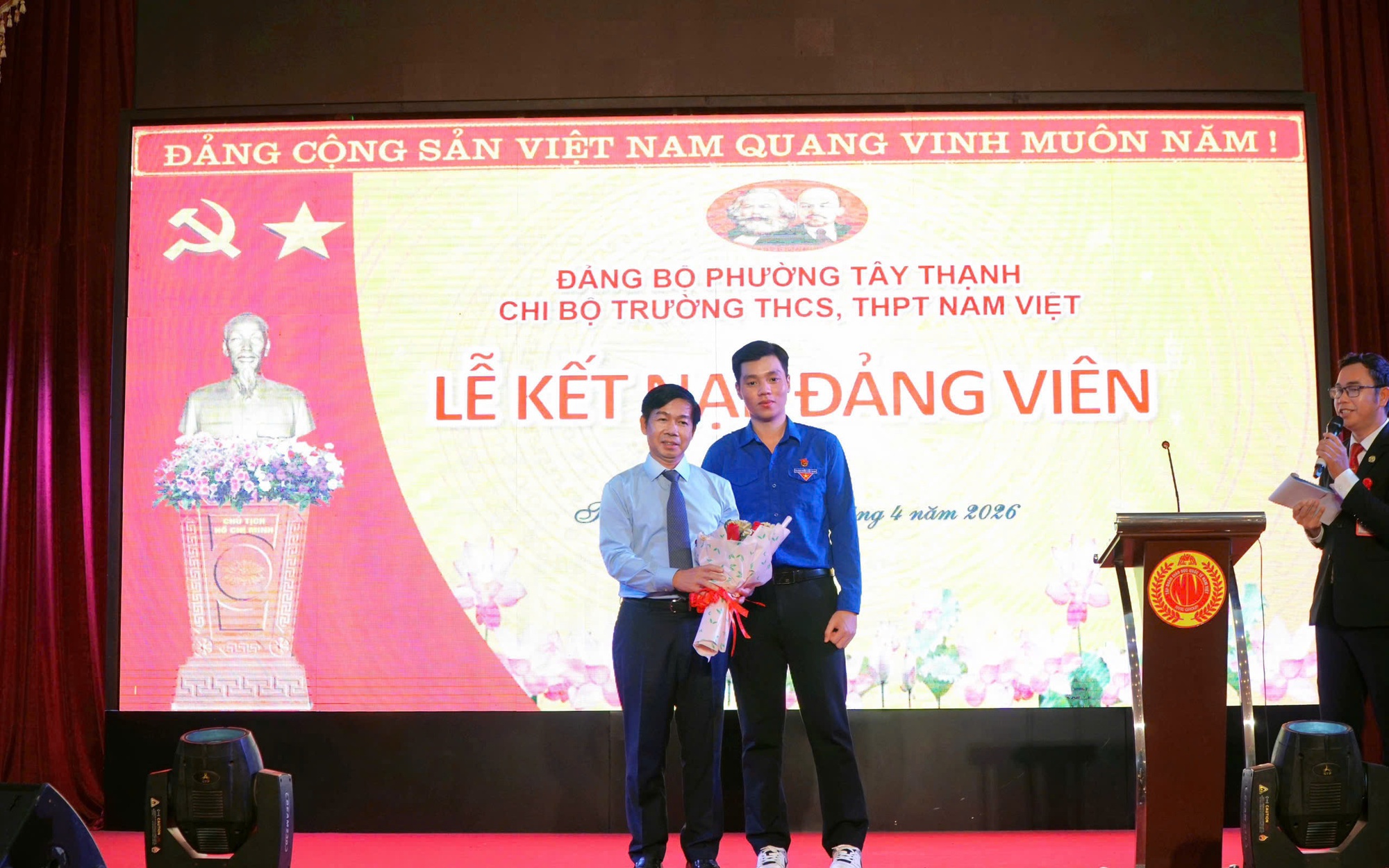 Nguyên Phó Chủ tịch nước Trương Mỹ Hoa dự lễ kết nạp Đảng viên mới cho 2 học sinh ở TPHCM