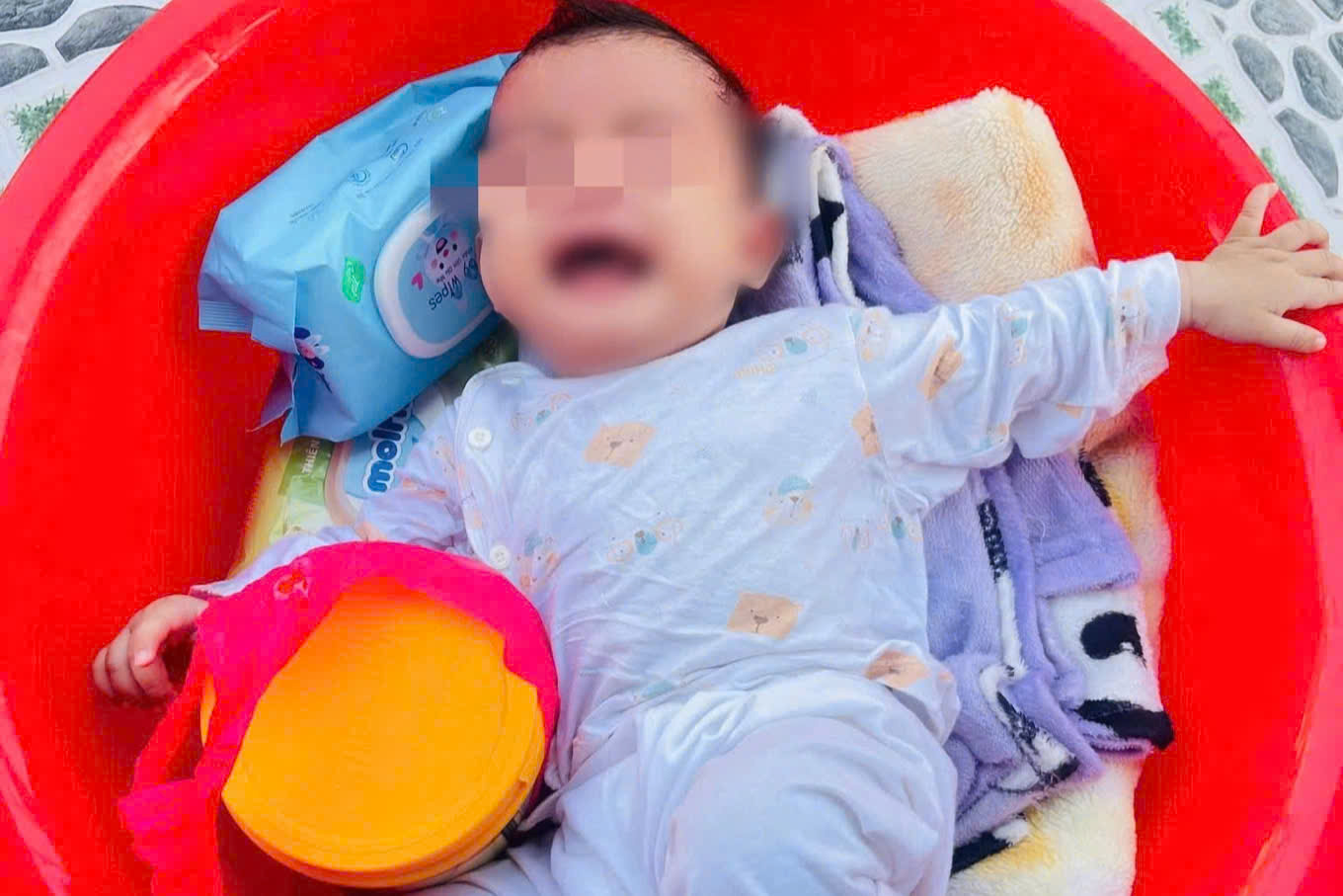 Phát hiện bé gái bị bỏ rơi 6 tháng tuổi tại Chánh phú hòa TPHCM - Ảnh 1.