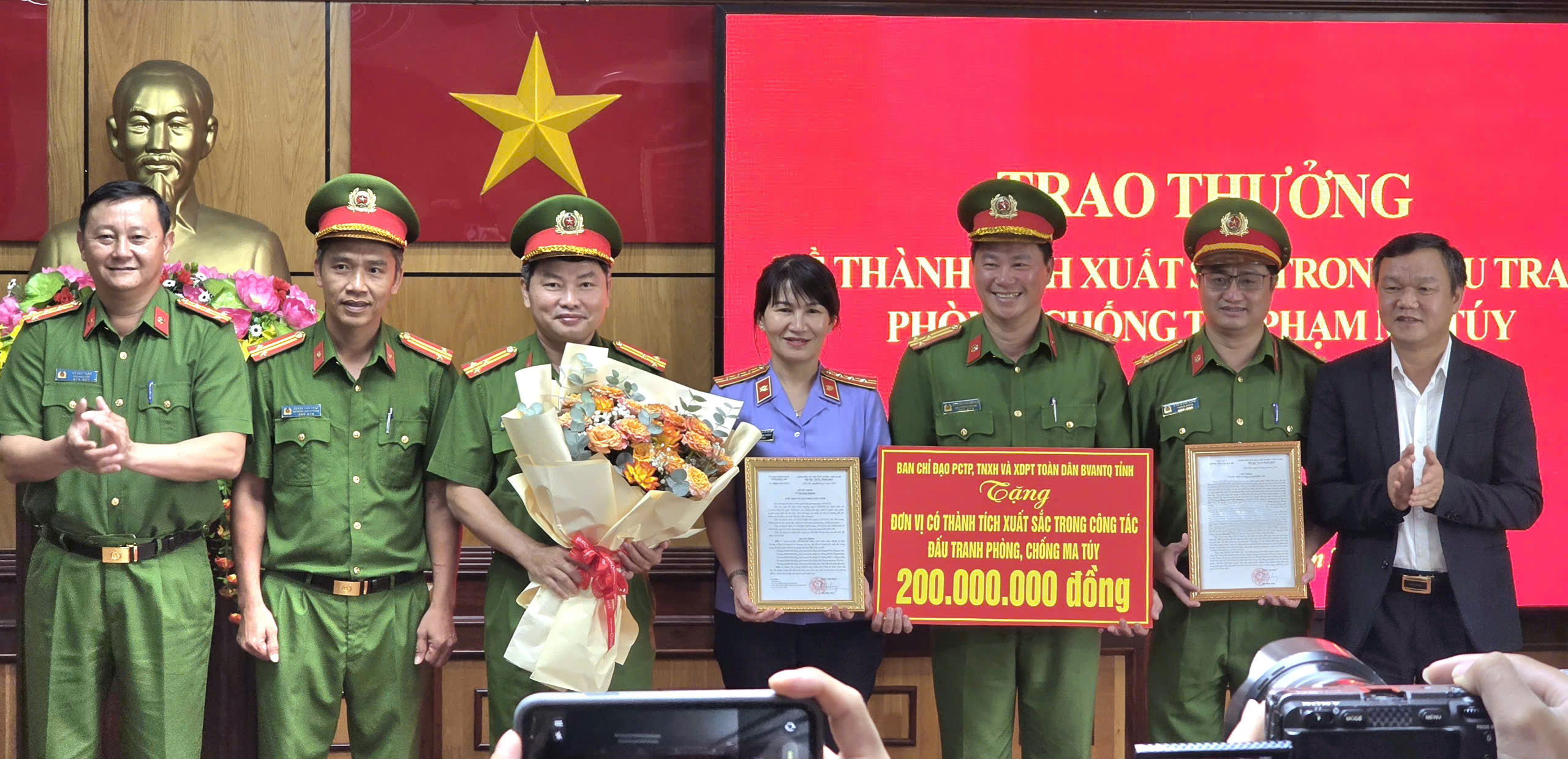 Triệt ph&aacute; đường d&acirc;y ma t&uacute;y Đắk Lắk thu giữ gần 20kg v&agrave; 1 khẩu s&uacute;ng - Ảnh 1.