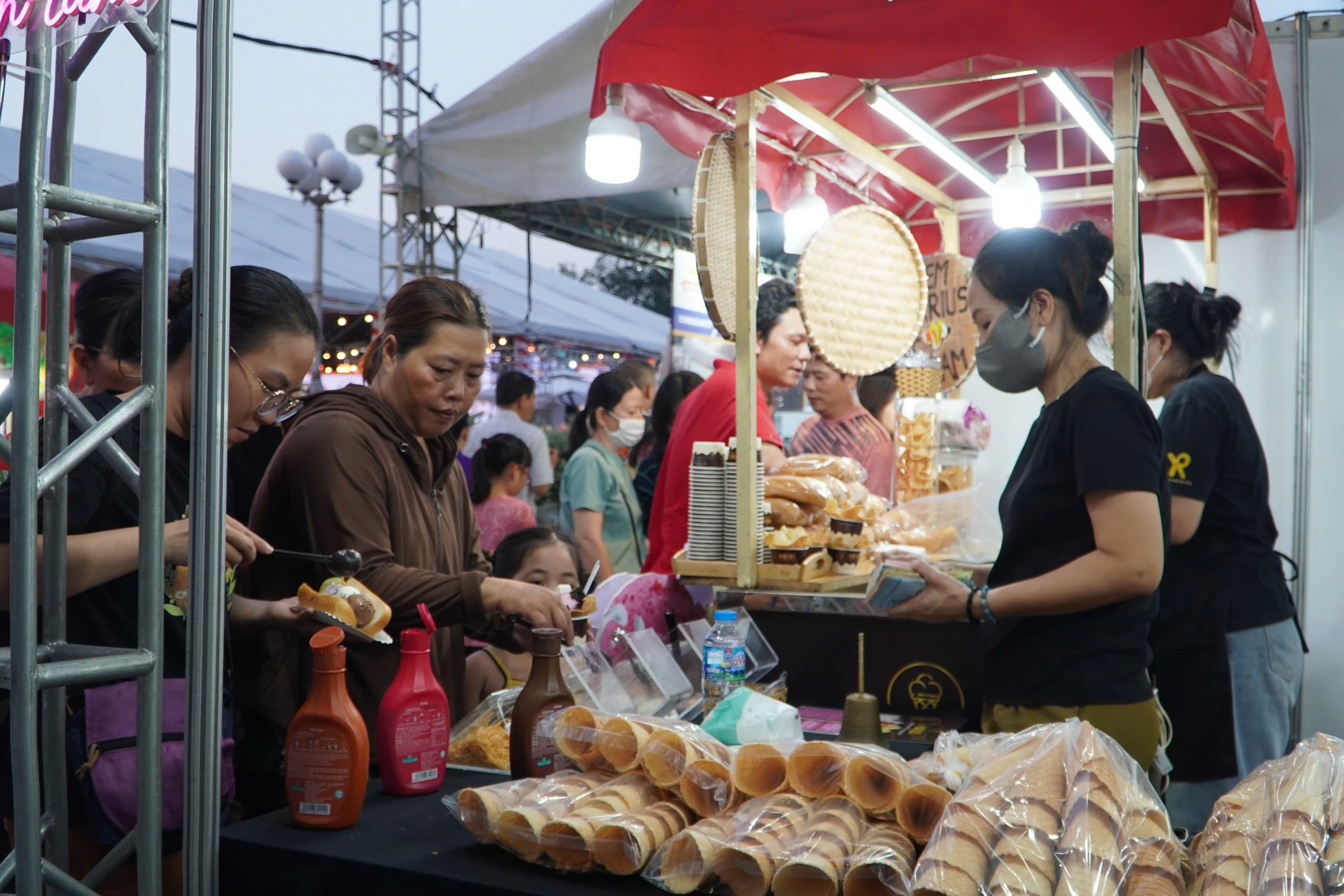 Lễ hội bánh mì TPHCM 2026 thu hút hàng ngàn người dân thưởng thức ẩm thực đặc sắ - Ảnh 3.
