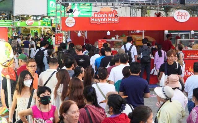Lễ hội bánh mì TPHCM 2026 thu hút hàng ngàn người dân thưởng thức ẩm thực đặc sắ - Ảnh 9.
