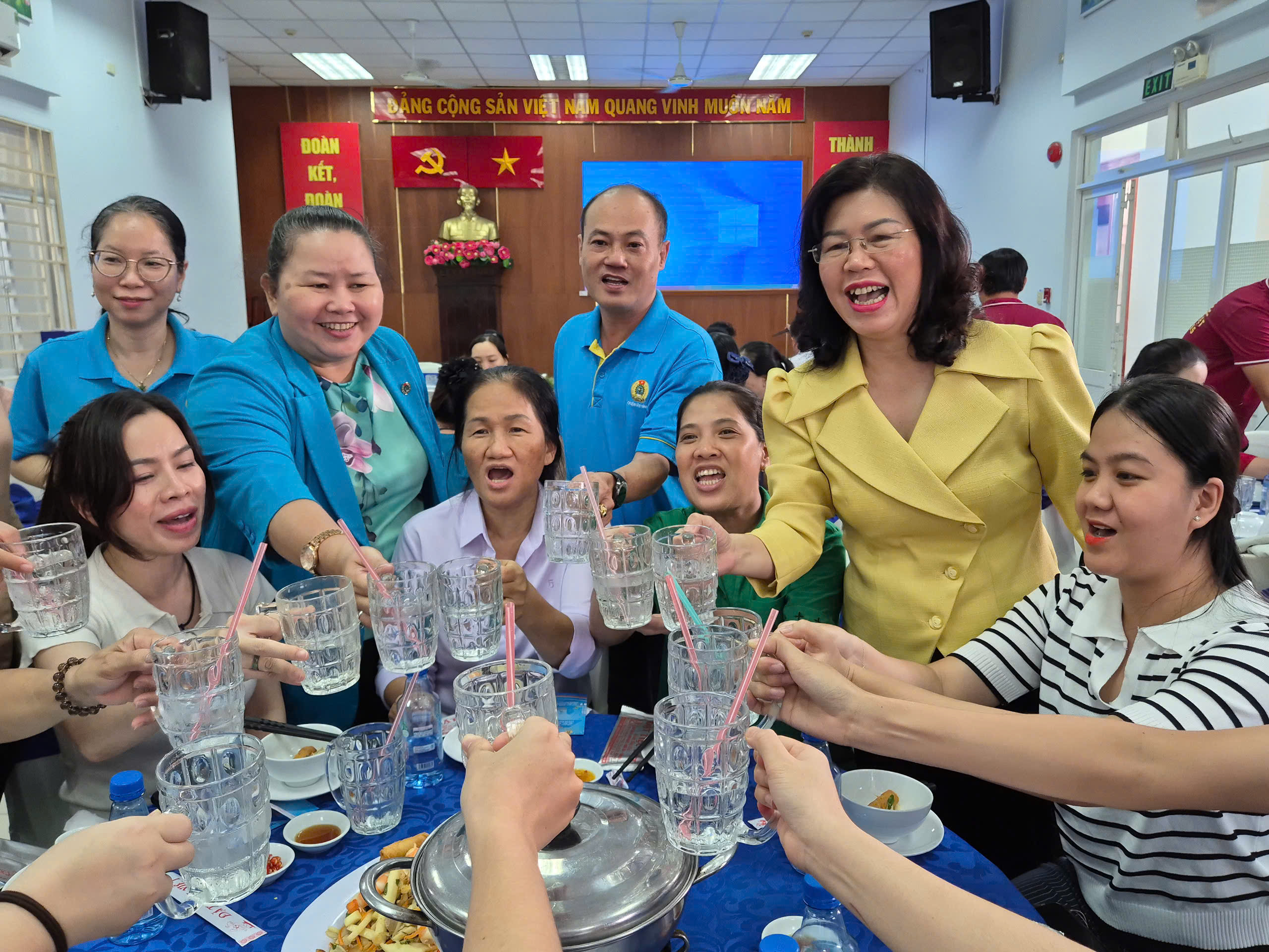 Ấm &aacute;p "Bữa cơm C&ocirc;ng đo&agrave;n" ở phường T&acirc;n Sơn H&ograve;a - Ảnh 3.