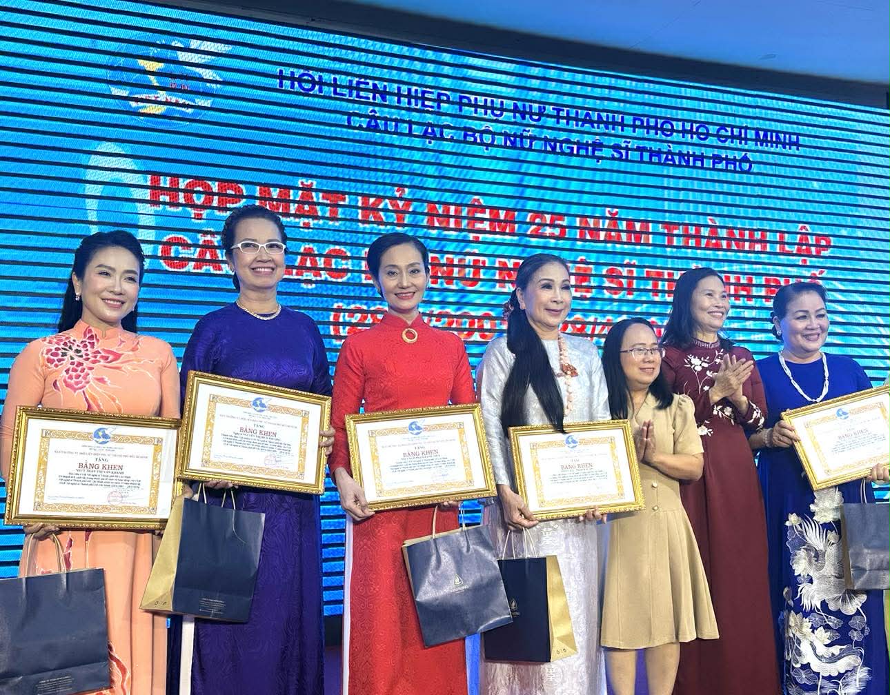 25 năm CLB Nữ nghệ sĩ TP HCM: Khi y&ecirc;u thương trở th&agrave;nh phương thức h&agrave;nh động - Ảnh 6.