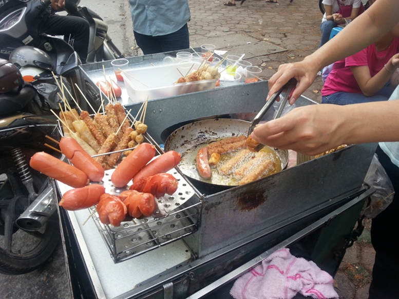 Ngộ độc thực phẩm tăng, siết bếp ăn tập thể và hàng quán - Ảnh 1.