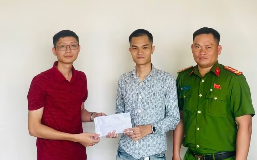 Phát hiện gần 57 triệu đồng “bỏ quên” tại trụ ATM, chàng trai giao nộp công an