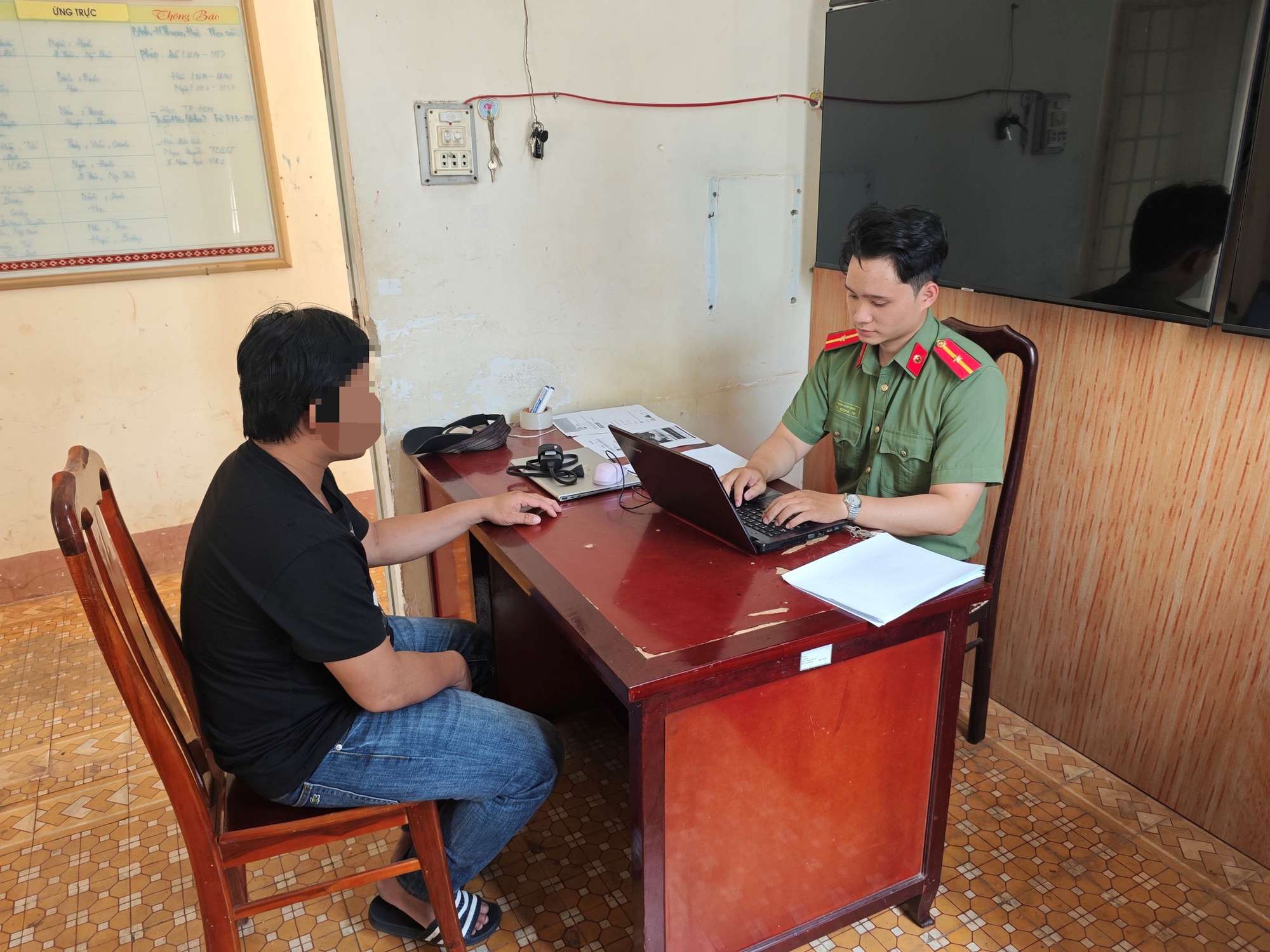 Công an Đắk Lắk làm việc với 12 tài khoản đăng thông tin sai sự thật vụ nam sinh tử vong - Ảnh 1.