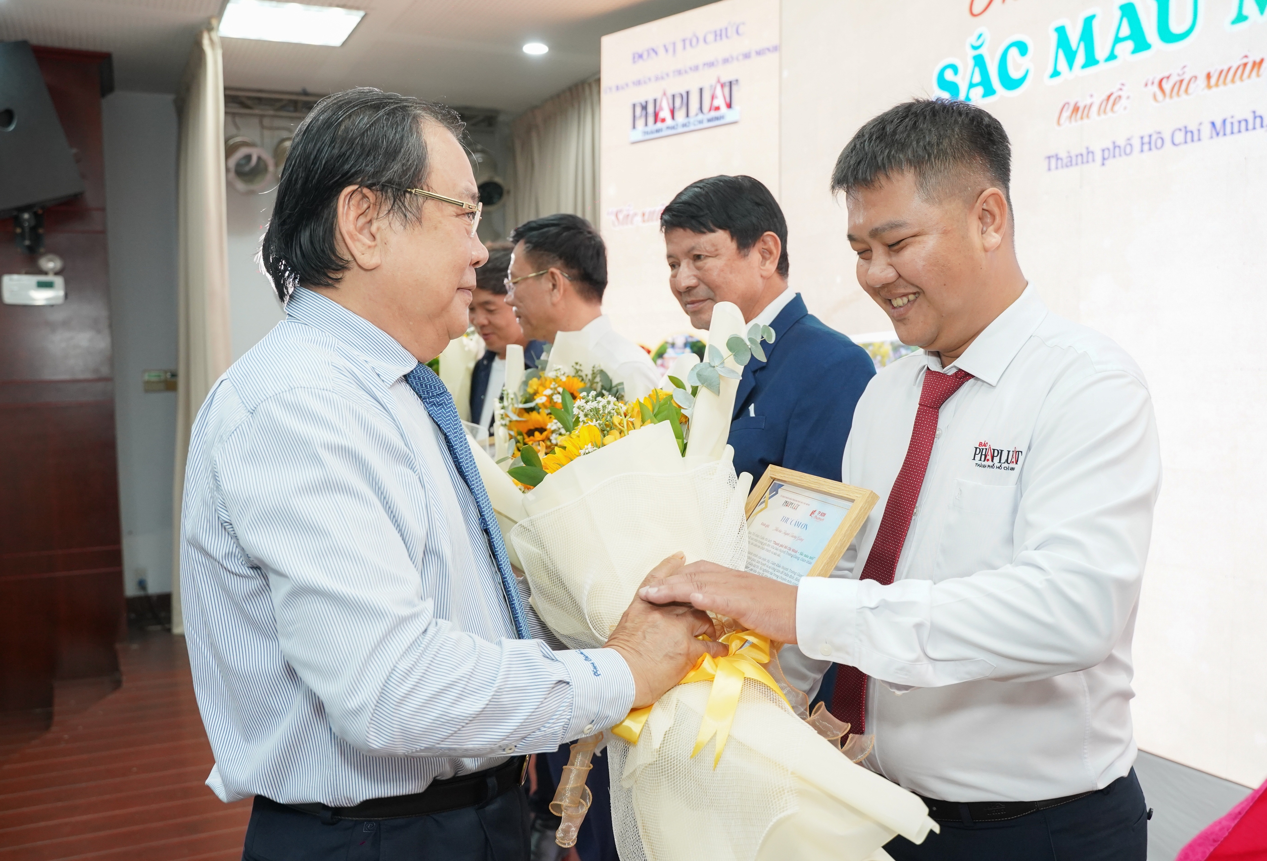 T&aacute;c phẩm Sức sống mới đoạt giải nhất cuộc thi ảnh của b&aacute;o Ph&aacute;p Luật TP HCM  - Ảnh 6.