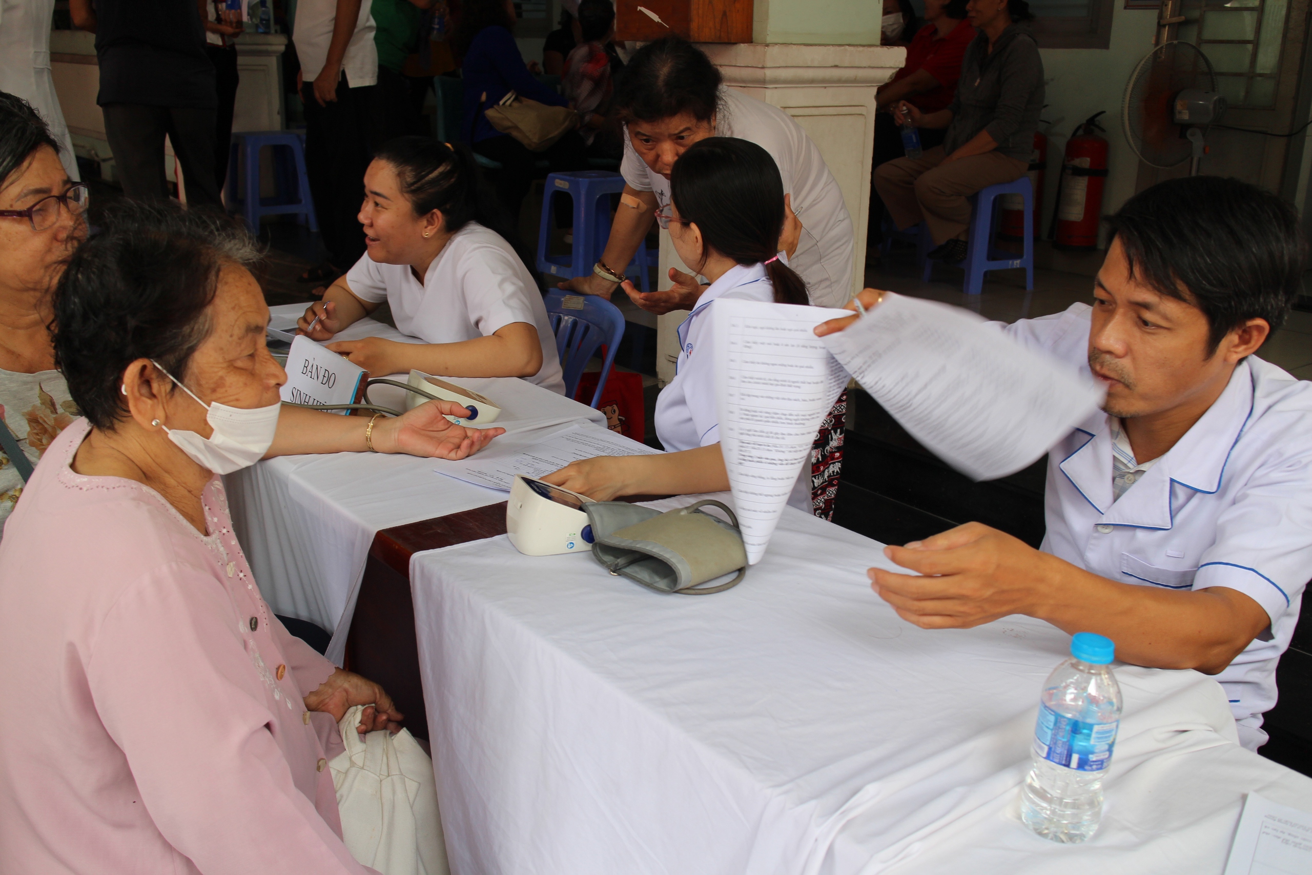 V&igrave; sao nhiều người d&acirc;n ở x&atilde; an to&agrave;n khu TPHCM vẫn chưa nhận được thẻ BHYT miễn ph&iacute;? - Ảnh 2.