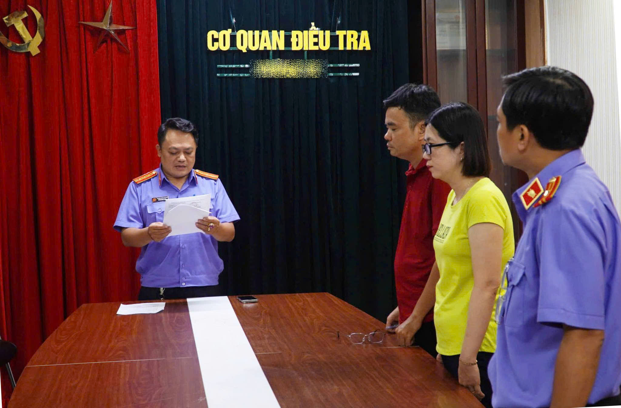 Vụ nữ sinh tử vong ở Vĩnh Long: Từ tai nạn giao th&ocirc;ng đến h&agrave;ng loạt c&aacute;n bộ bị khởi tố - Ảnh 4.