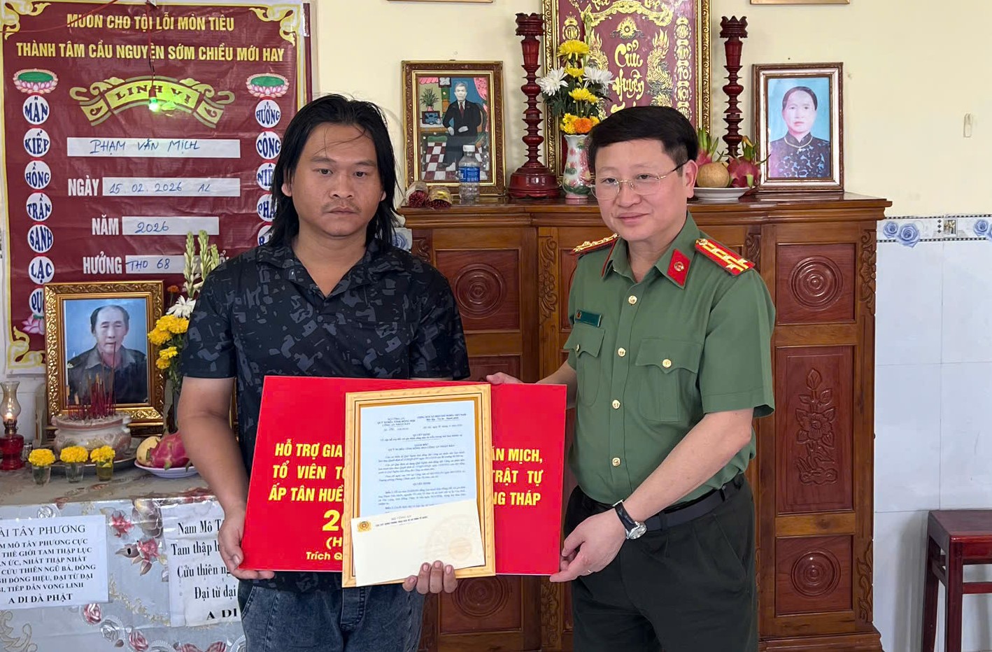 Bộ Công an hỗ trợ gia đình có người hy sinh khi thực hiện nhiệm vụ - Ảnh 2.