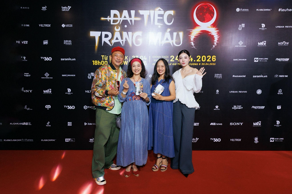 D&agrave;n sao lộng lẫy ủng hộ "Đại tiệc trăng m&aacute;u 8" - Ảnh 1.