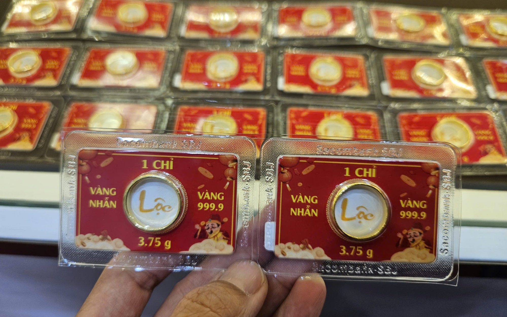 Giá vàng miếng SJC và vàng nhẫn tiếp tục lao dốc