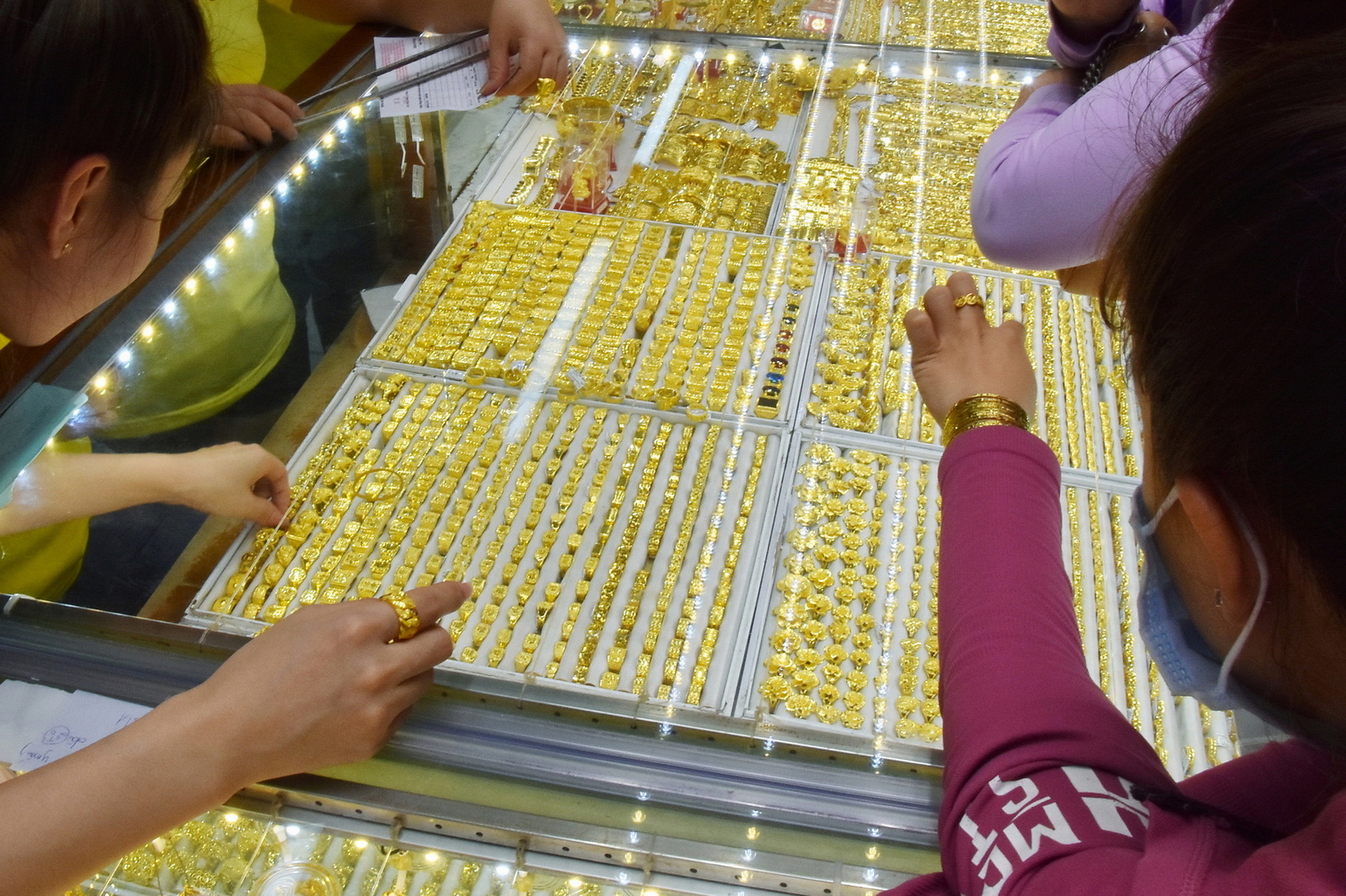 Gi&aacute; v&agrave;ng h&ocirc;m nay, 25-4: Bật tăng trở lại - Ảnh 1.