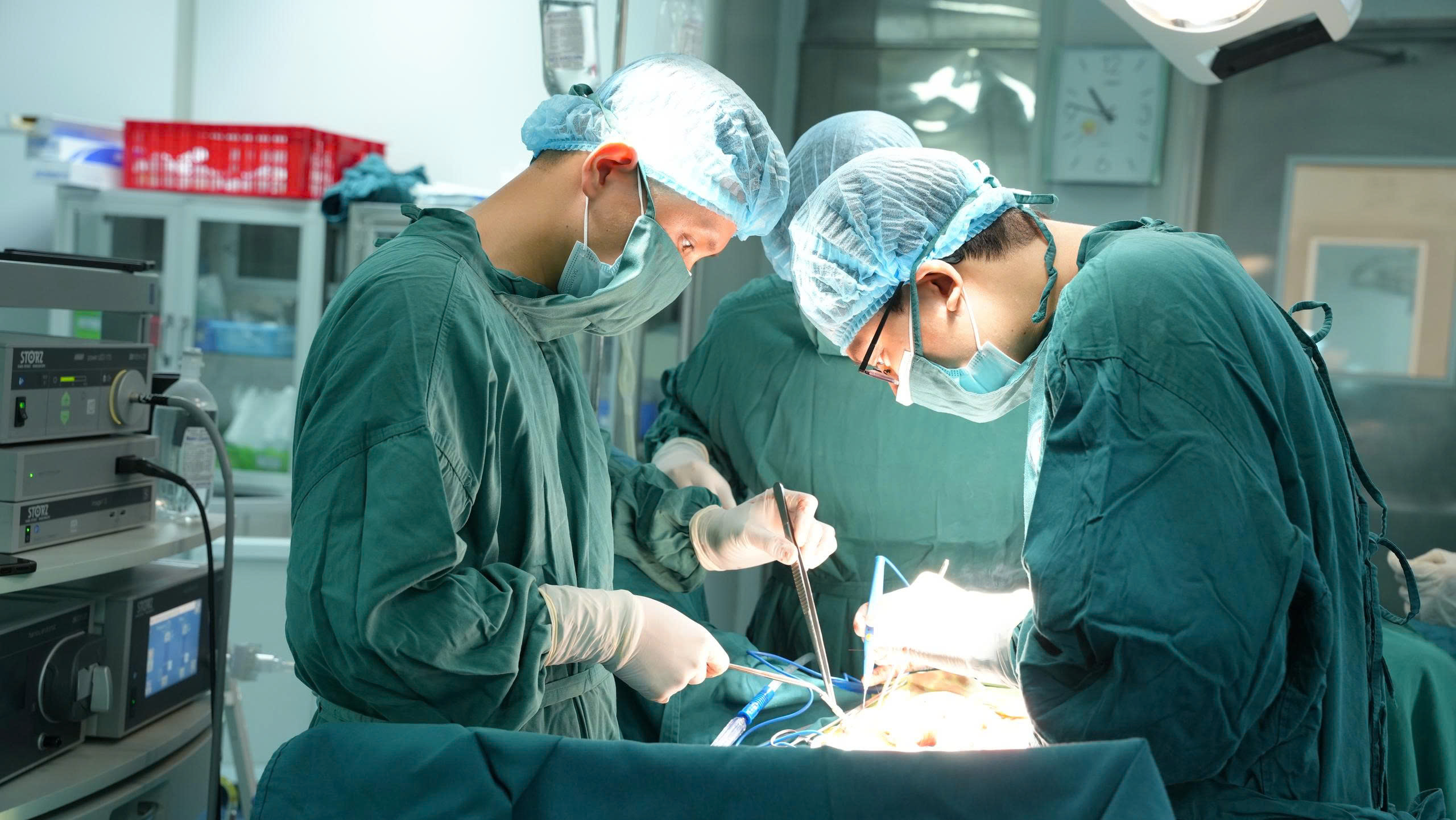 HIẾM GẶP: Cứu bệnh nhân đi tiểu ra phân - Ảnh 1.