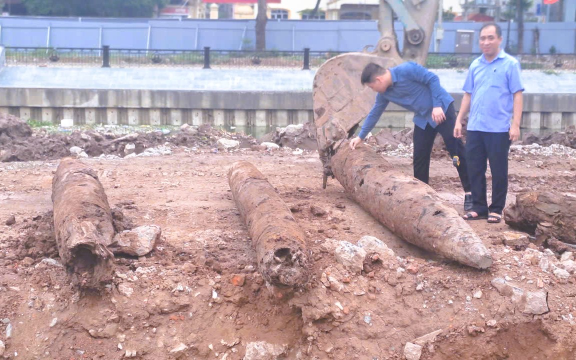 Cận cảnh 3 cọc gỗ cổ phát hiện dưới sông, nghi có từ thời Trần