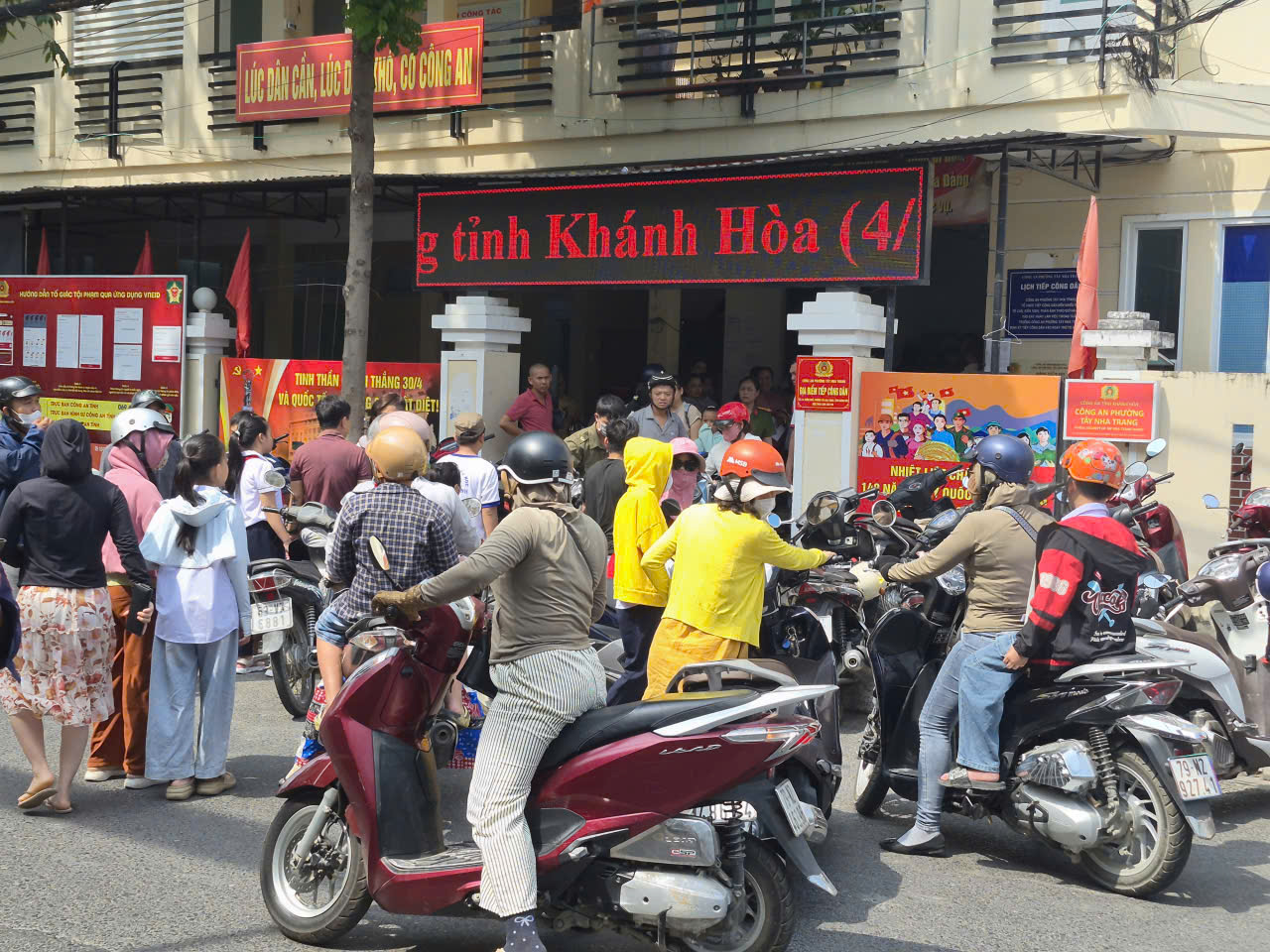Quá tải làm căn cước cho học sinh - Ảnh 2.