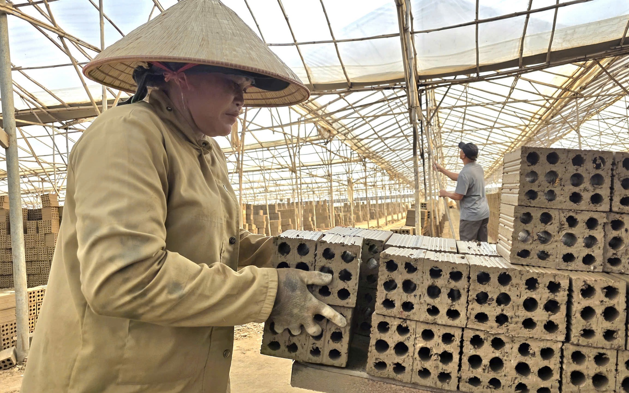 Hàng ngàn công nhân Đắk Lắk lo mất việc vì lò gạch phải chuyển đổi công nghệ