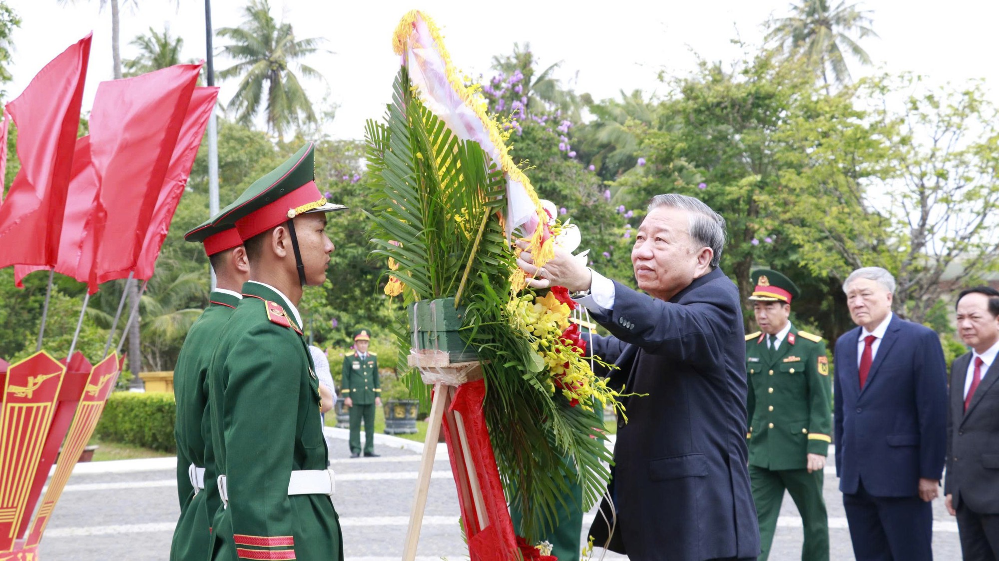 Tổng B&iacute; thư, Chủ tịch nước T&ocirc; L&acirc;m thăm v&agrave; l&agrave;m việc với Qu&acirc;n khu 5 - Ảnh 3.