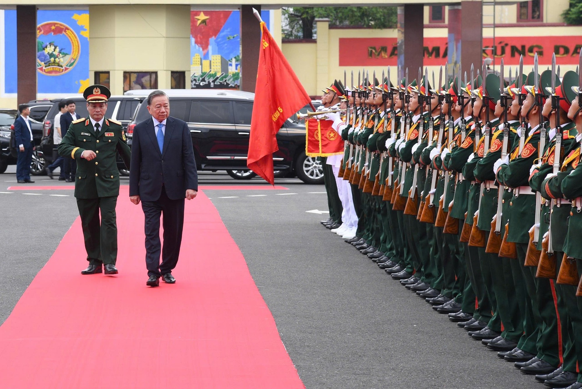 Tổng B&iacute; thư, Chủ tịch nước T&ocirc; L&acirc;m thăm v&agrave; l&agrave;m việc với Qu&acirc;n khu 5 - Ảnh 1.