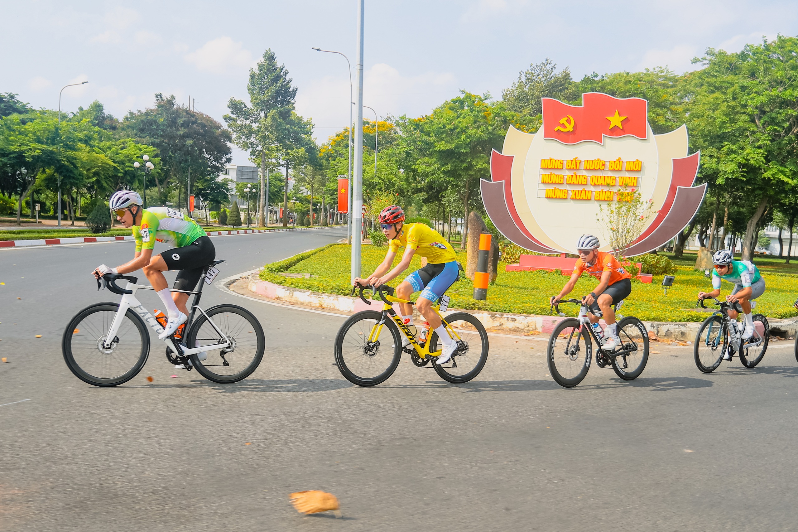 C&uacute;p truyền h&igrave;nh TPHCM: Tay đua Thụy Sĩ solo ấn tượng, mang về chiến thắng thứ hai cho Đồng Th&aacute;p   - Ảnh 4.