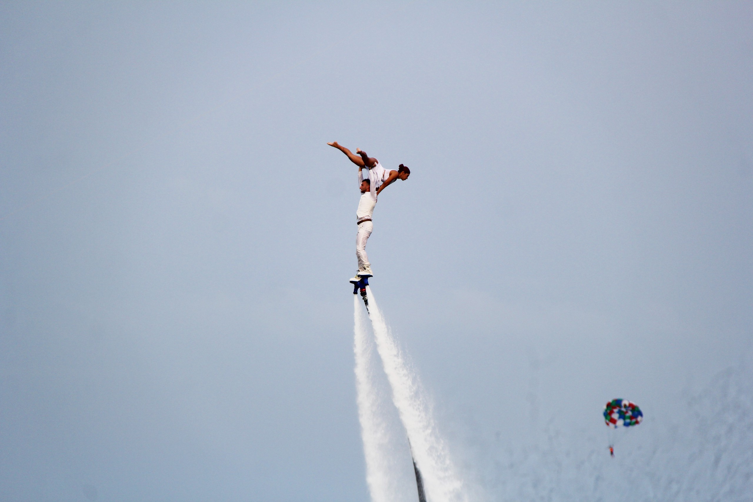 Mùa du lịch biển Đà Nẵng 2026: Mãn nhãn phần trình diễn của VĐV flyboard hàng đầu thế giới - Ảnh 4.