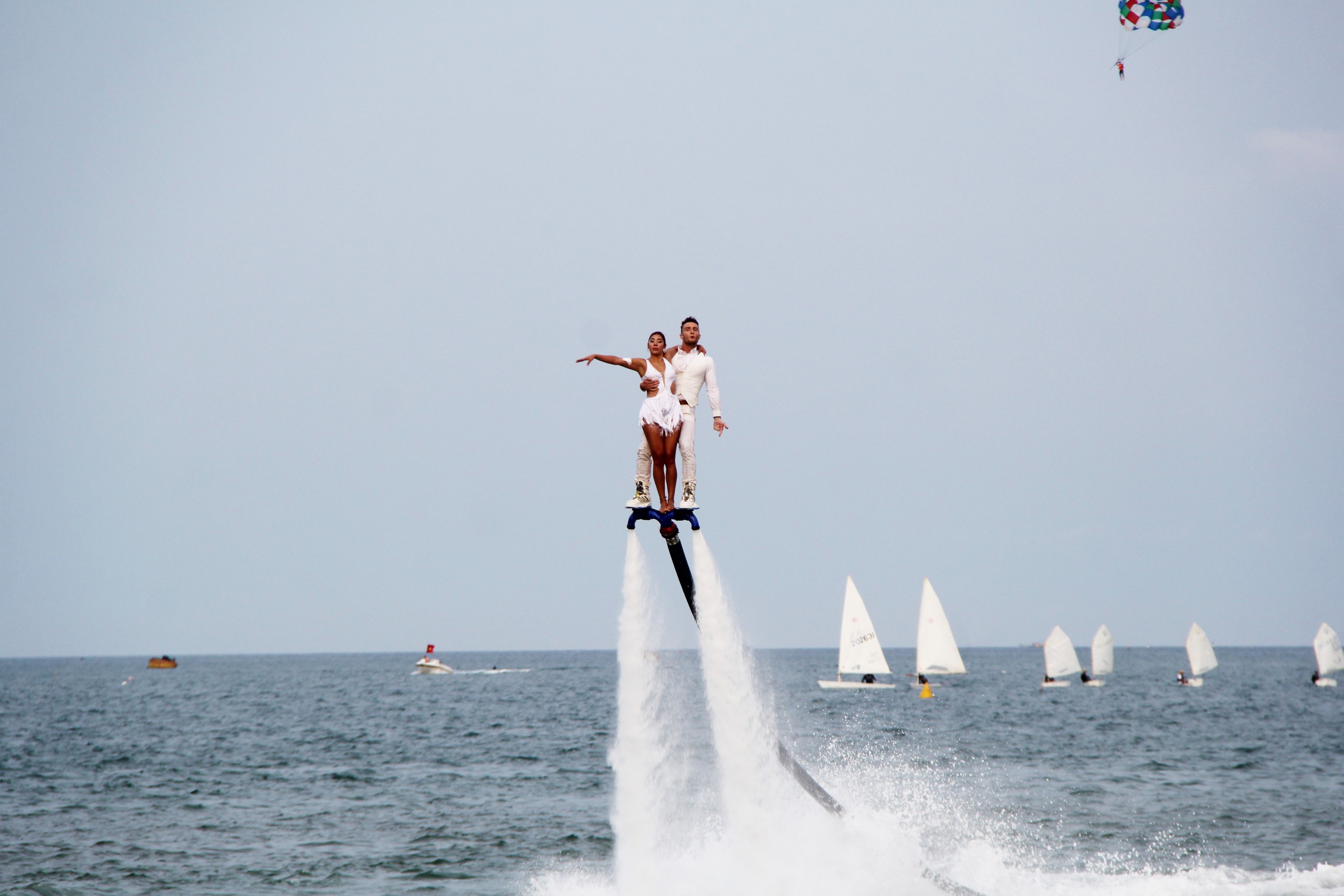Mùa du lịch biển Đà Nẵng 2026: Mãn nhãn phần trình diễn của VĐV flyboard hàng đầu thế giới - Ảnh 3.