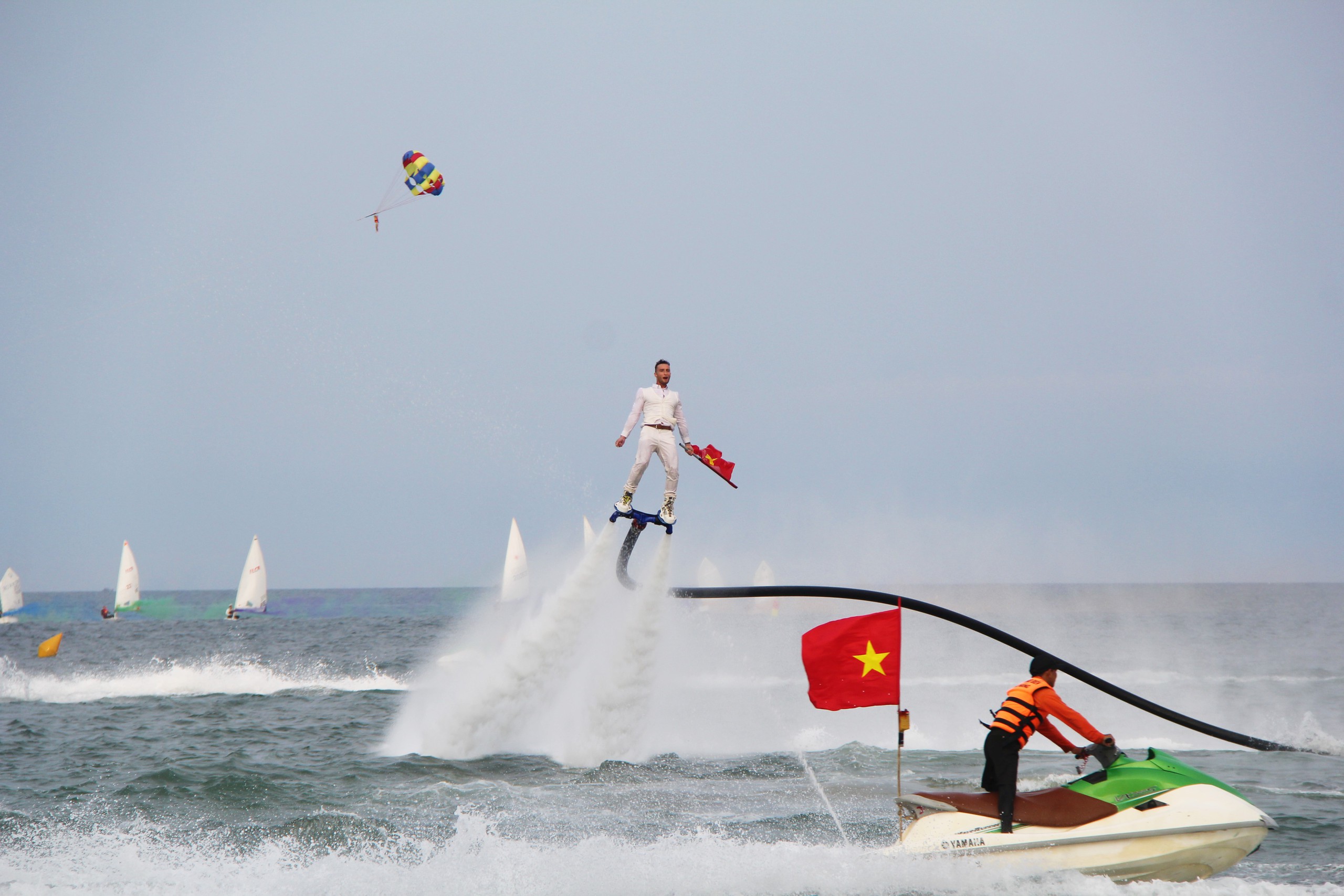 Mùa du lịch biển Đà Nẵng 2026: Mãn nhãn phần trình diễn của VĐV flyboard hàng đầu thế giới - Ảnh 1.