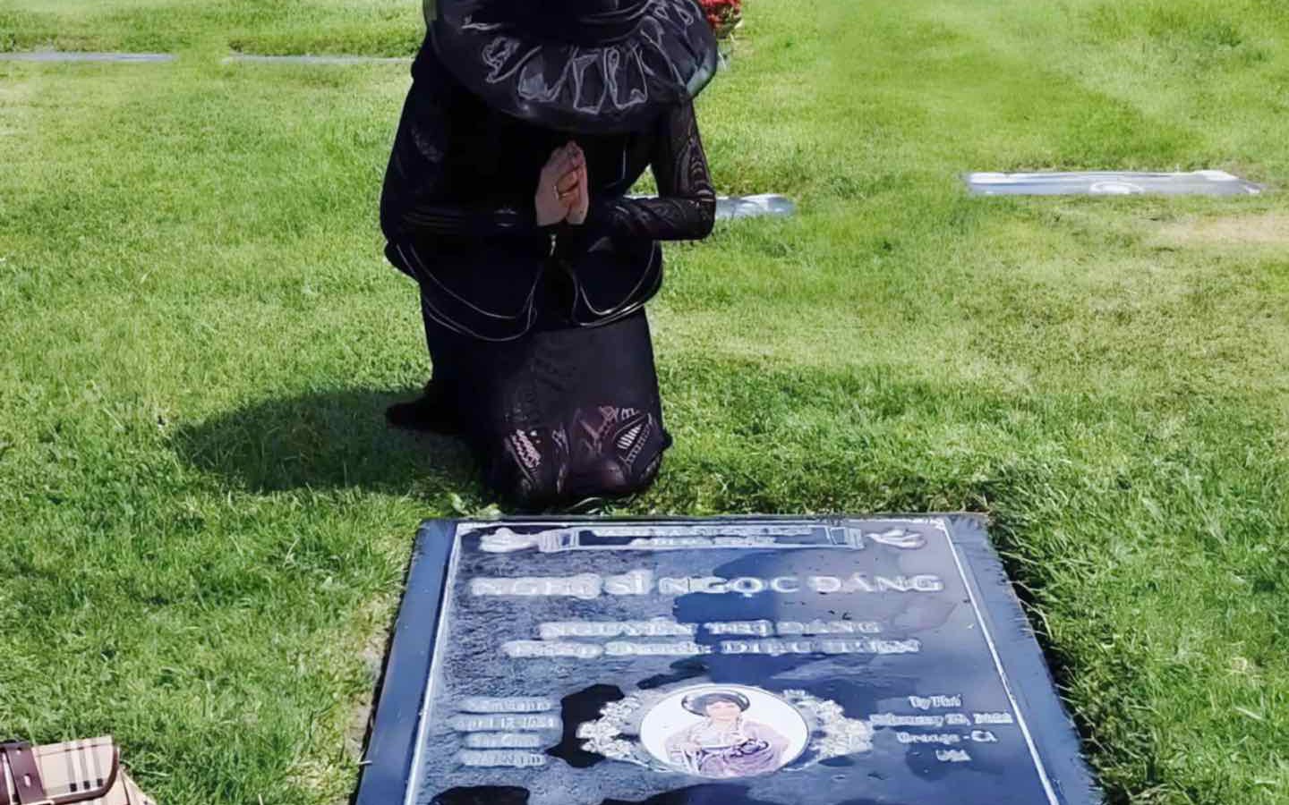 NSƯT Mỹ Châu khóc sưng mắt khi viếng mộ NSƯT Ngọc Đáng sau 4 năm