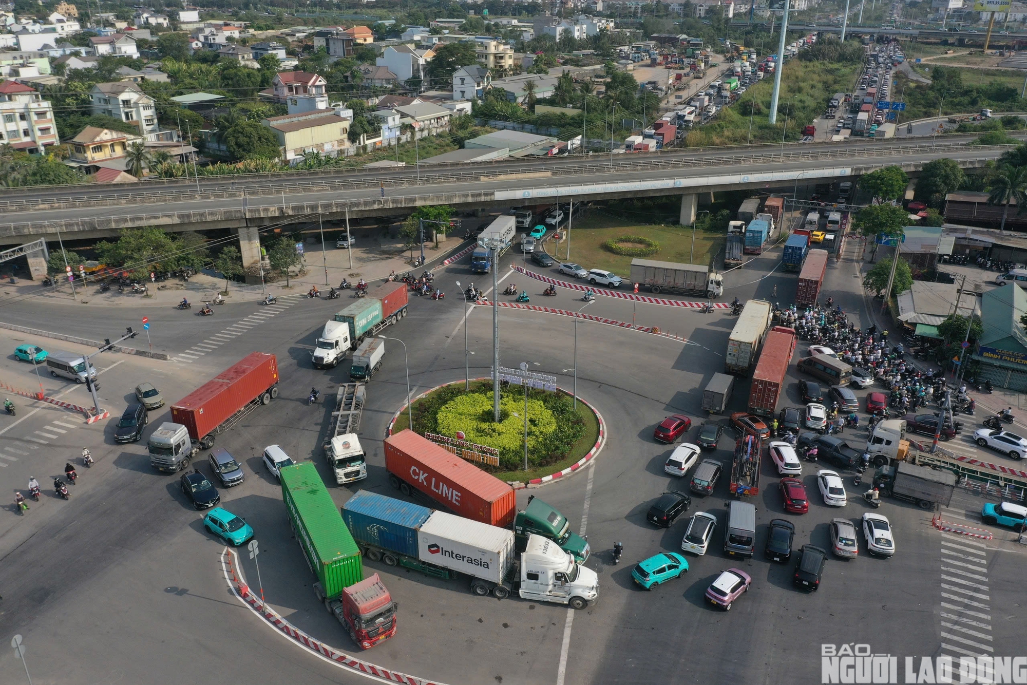 Ùn ứ giao thông cửa ngõ đông tây TPHCM ngày đầu nghỉ lễ Giỗ Tổ Hùng Vương 2026 - Ảnh 3.