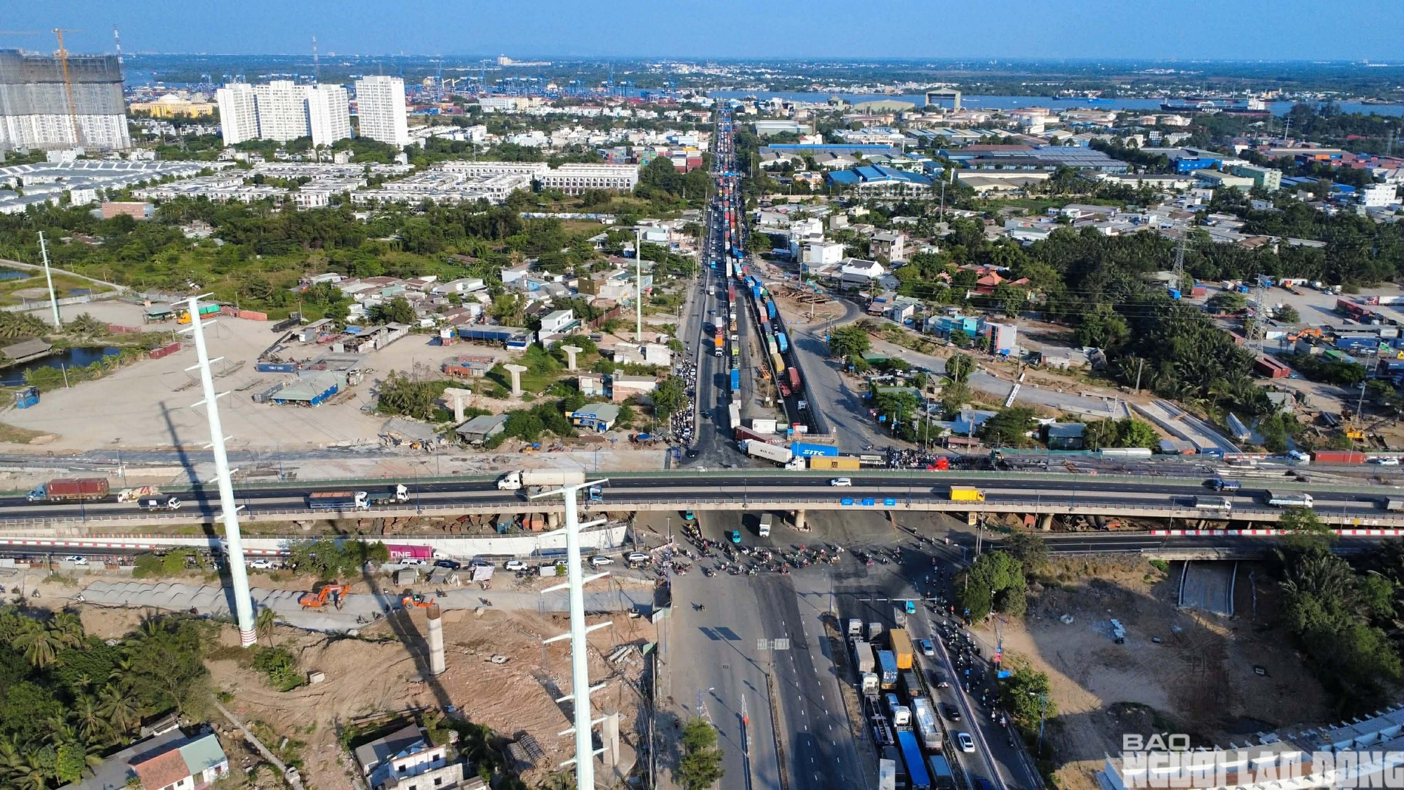 Ùn ứ giao thông cửa ngõ đông tây TPHCM ngày đầu nghỉ lễ Giỗ Tổ Hùng Vương 2026 - Ảnh 7.