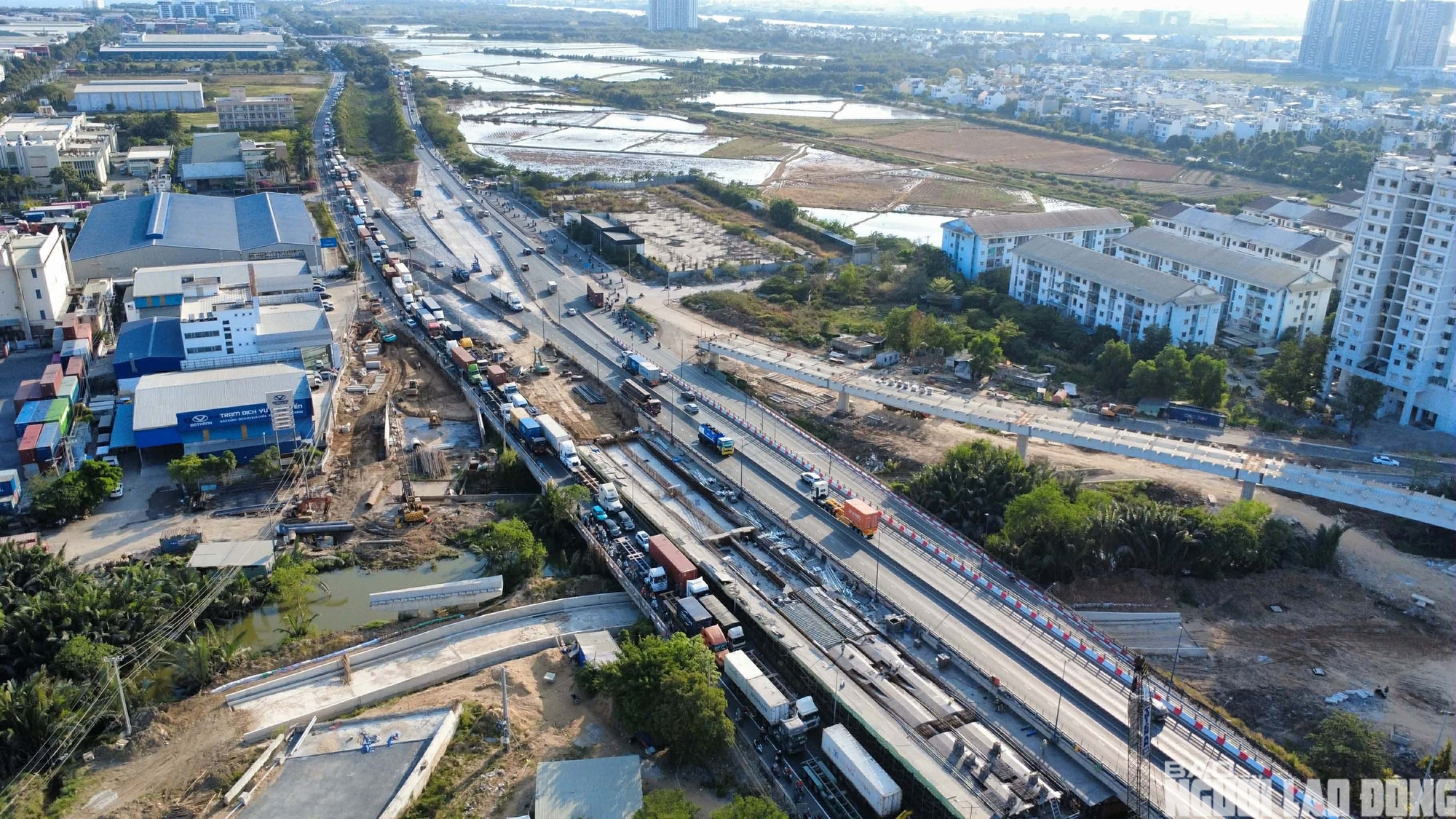 Ùn ứ giao thông cửa ngõ đông tây TPHCM ngày đầu nghỉ lễ Giỗ Tổ Hùng Vương 2026 - Ảnh 8.