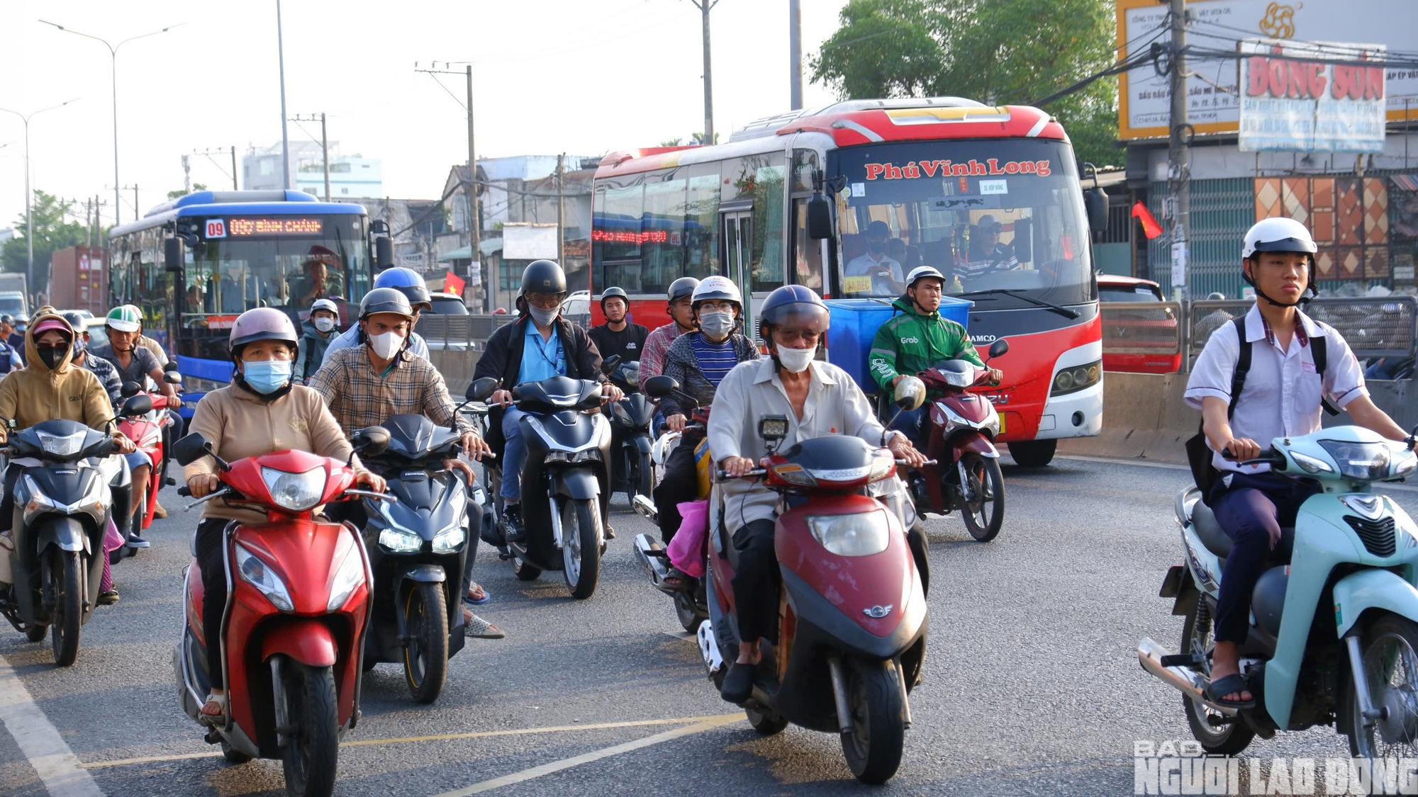 Ùn ứ giao thông cửa ngõ đông tây TPHCM ngày đầu nghỉ lễ Giỗ Tổ Hùng Vương 2026 - Ảnh 10.