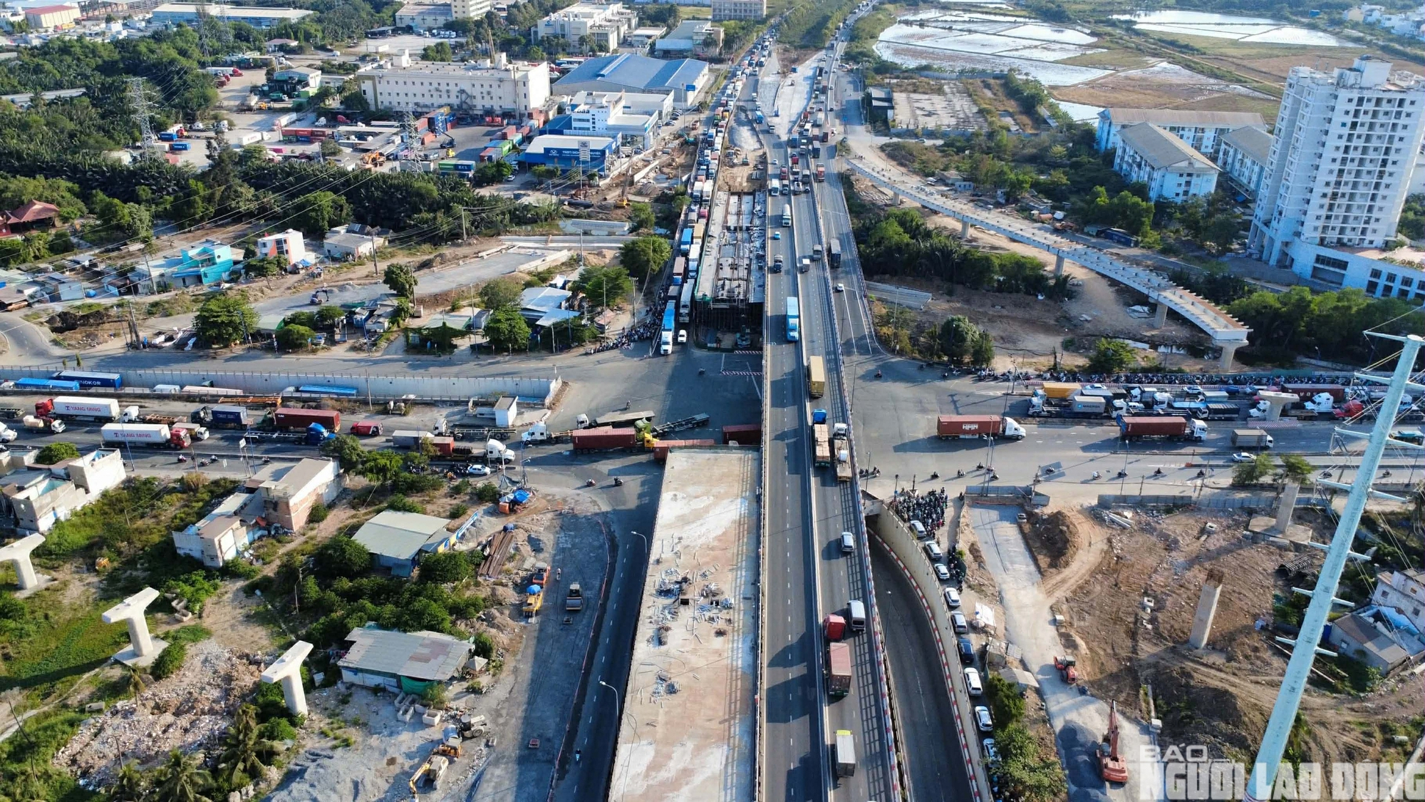 Ùn ứ giao thông cửa ngõ đông tây TPHCM ngày đầu nghỉ lễ Giỗ Tổ Hùng Vương 2026 - Ảnh 11.